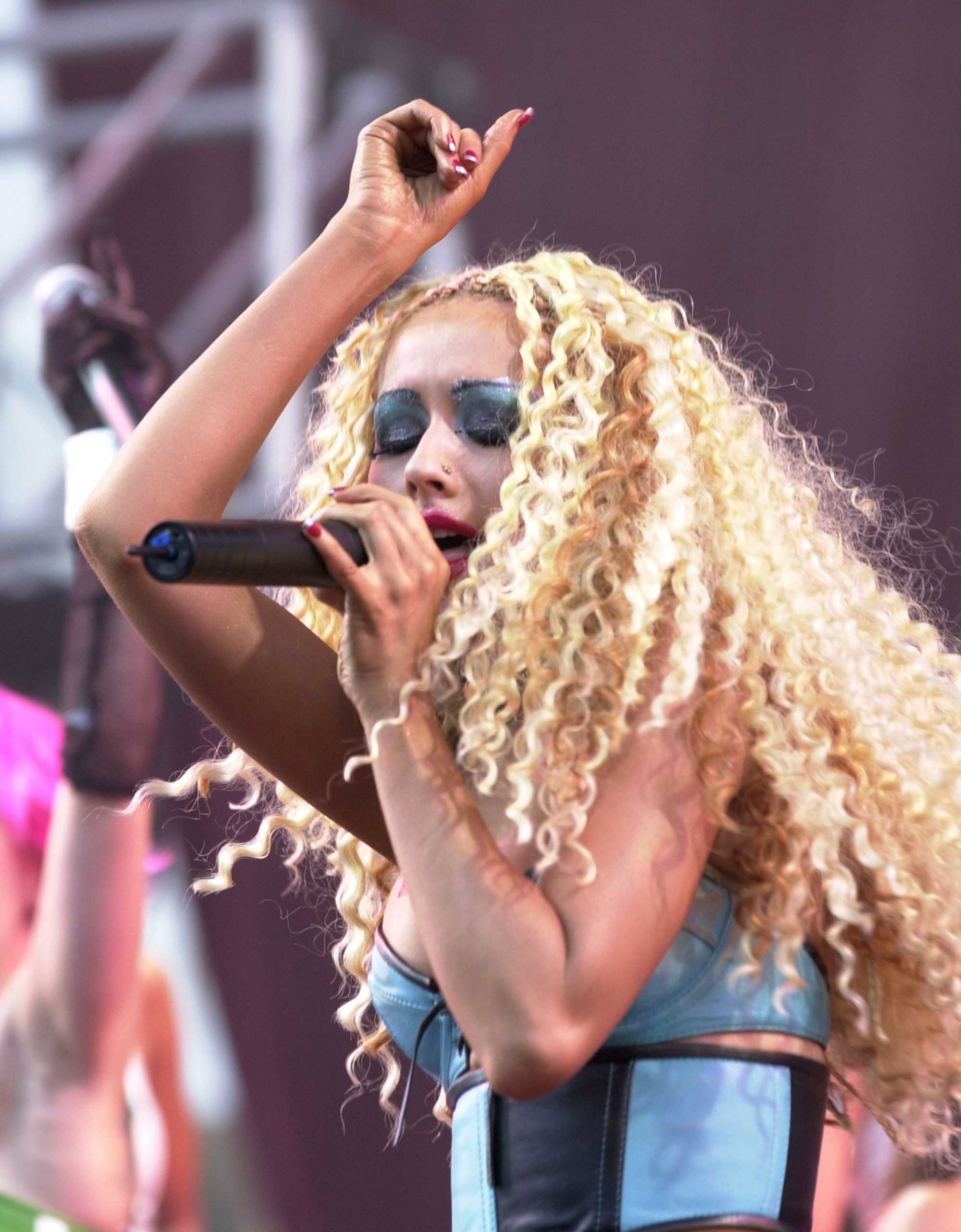 102_7_KIIS-FM_s_2001_Wango_Tango_Day_2_281529.jpg