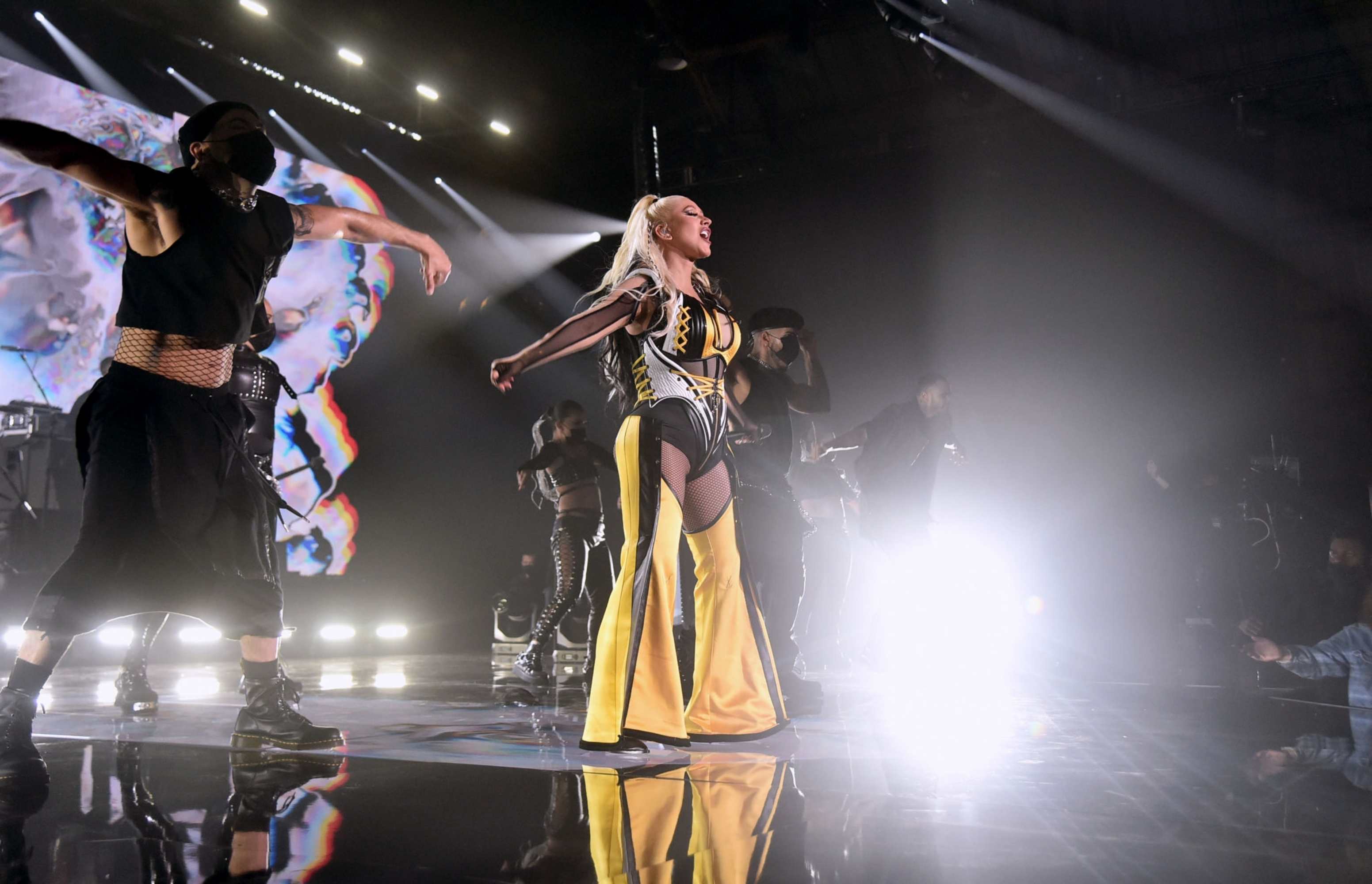 2021_E21_People_s_Choice_Awards_-_Performance01.jpg