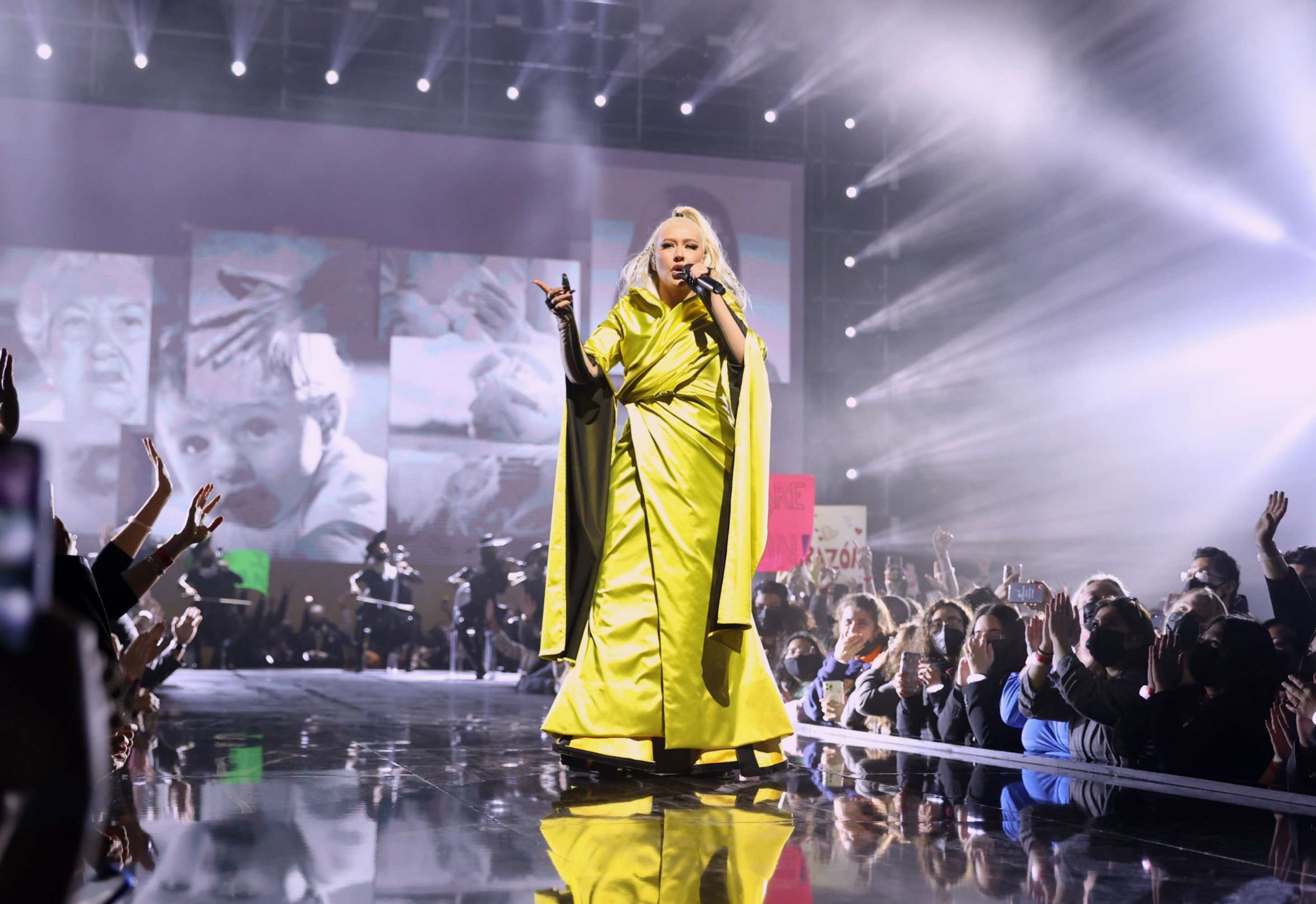 2021_E21_People_s_Choice_Awards_-_Performance02.jpg