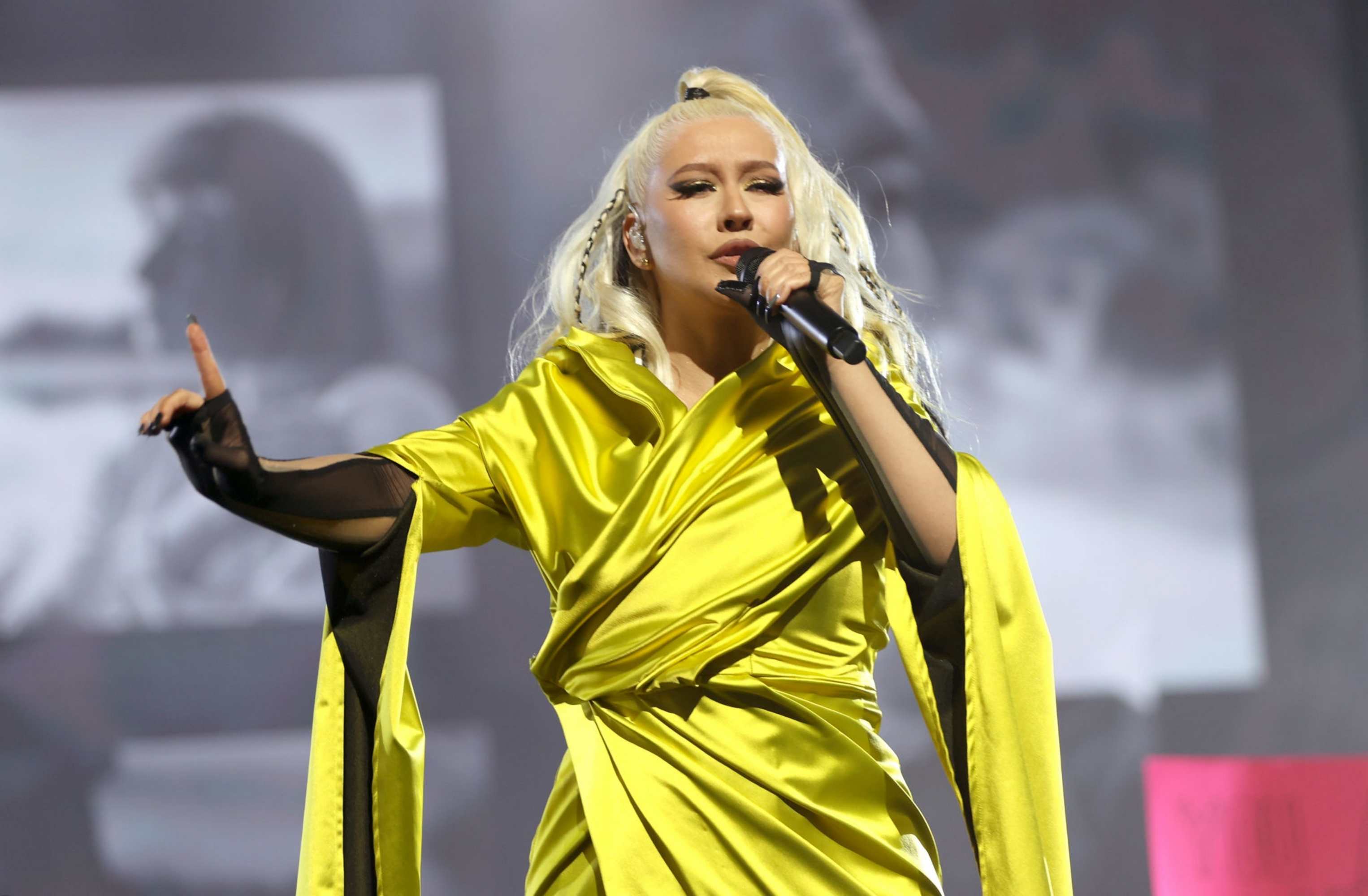 2021_E21_People_s_Choice_Awards_-_Performance05.jpg