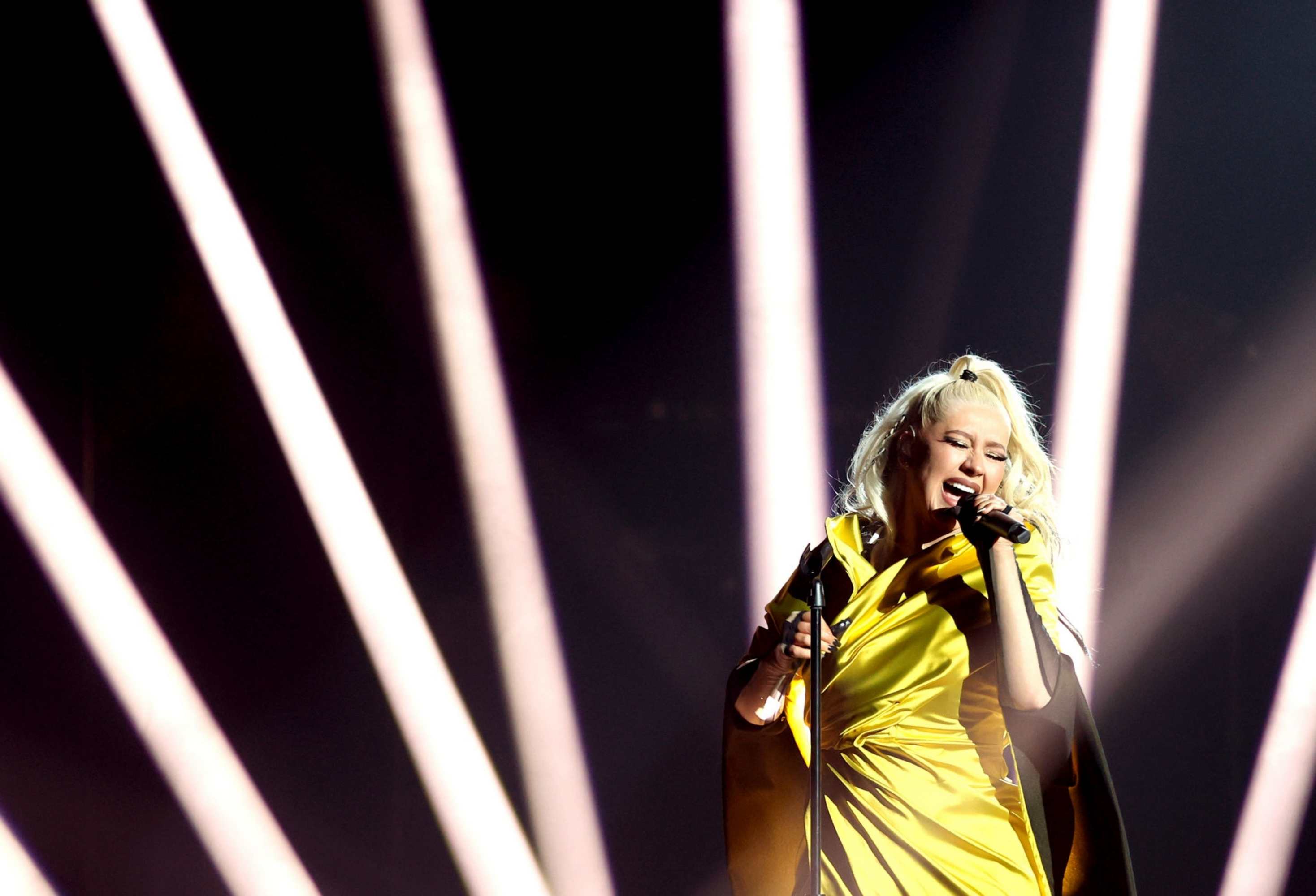 2021_E21_People_s_Choice_Awards_-_Performance08.jpg