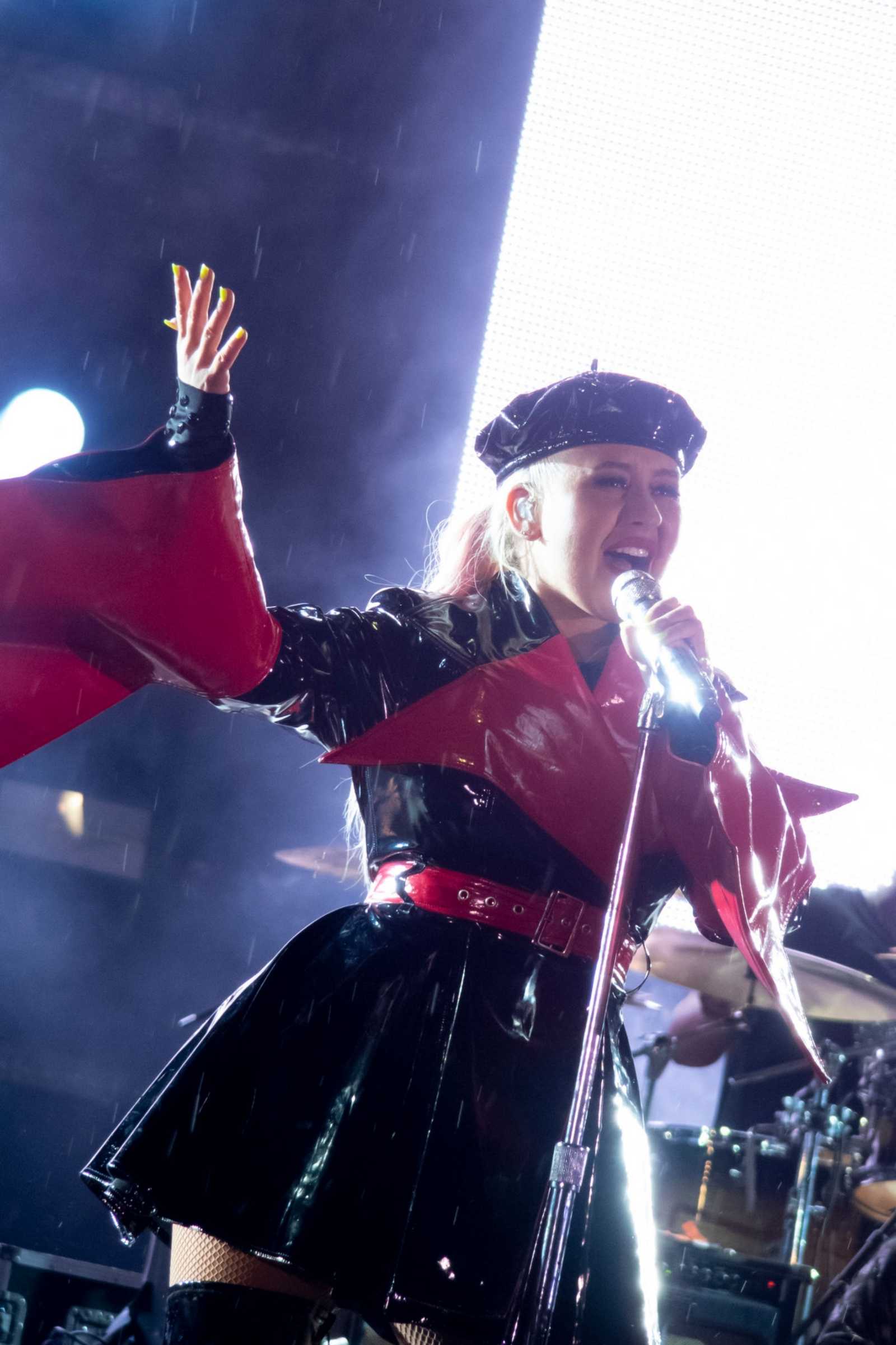 5B11621286785D_Christina_Aguilera_in_concert.jpg