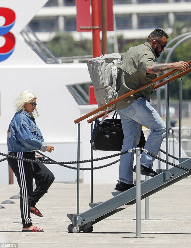 Arriving_at_her_private_jet_in_Ibiza2C_Espana_-_July_18-01.jpg