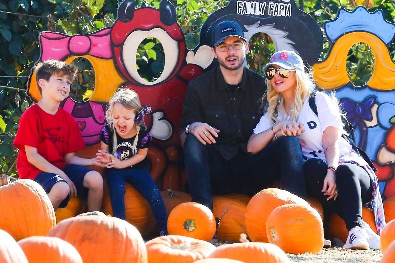 At_the_Pumpkin_Patch_with_Family_on_October_28-04.jpg
