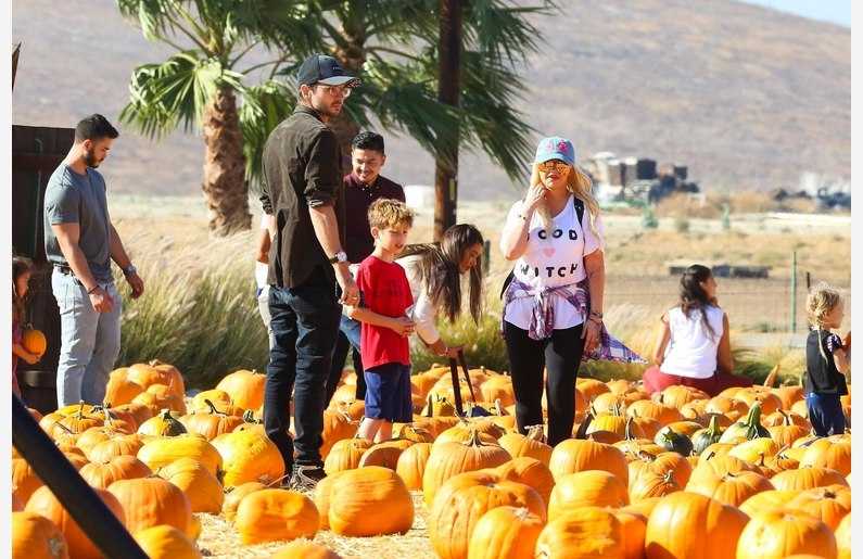At_the_Pumpkin_Patch_with_Family_on_October_28-08.jpg