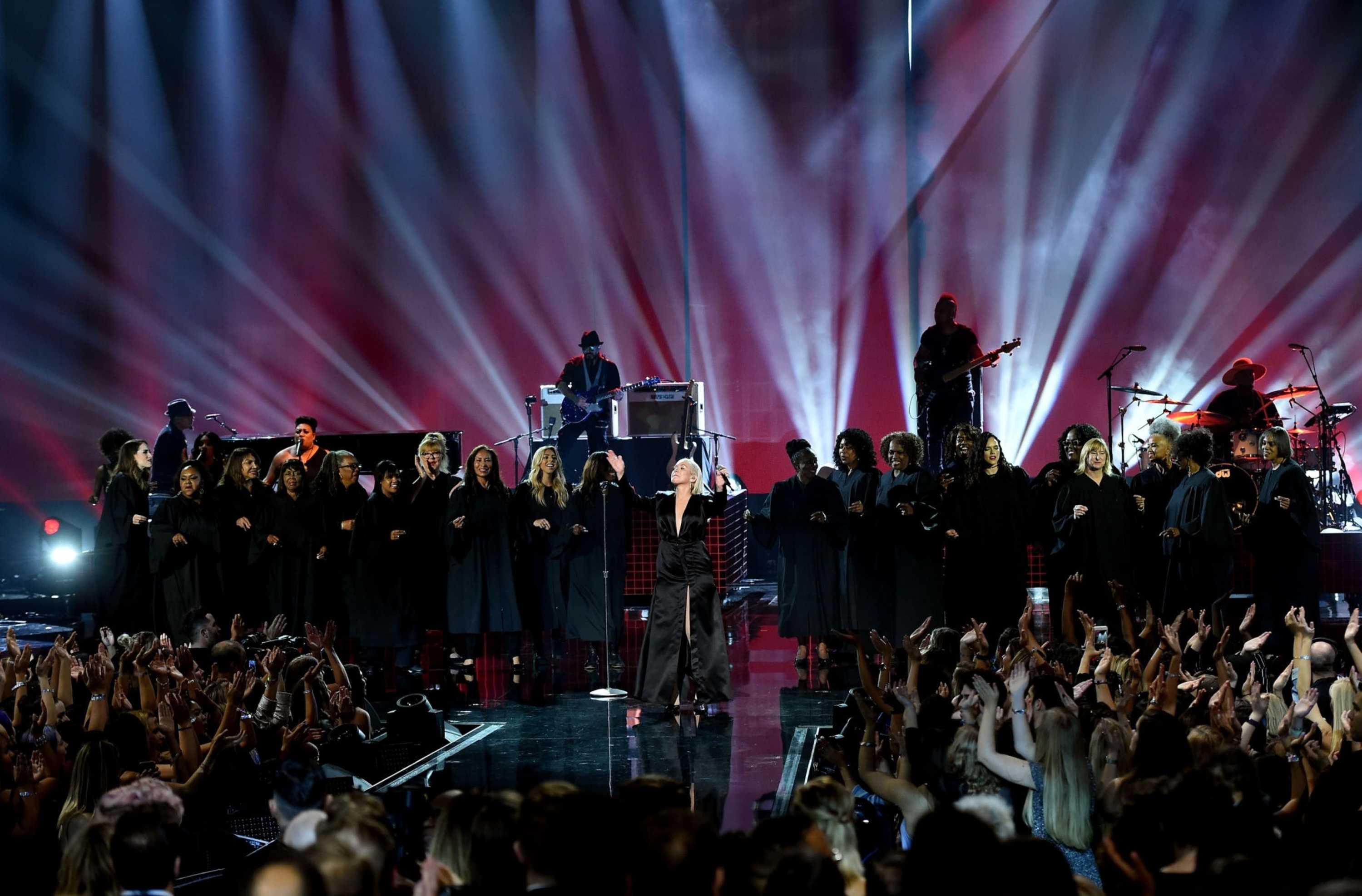 Christina_Aguilera_-_2017_American_Music_Awards_5BPerformance5D_-_November_19-07.jpg