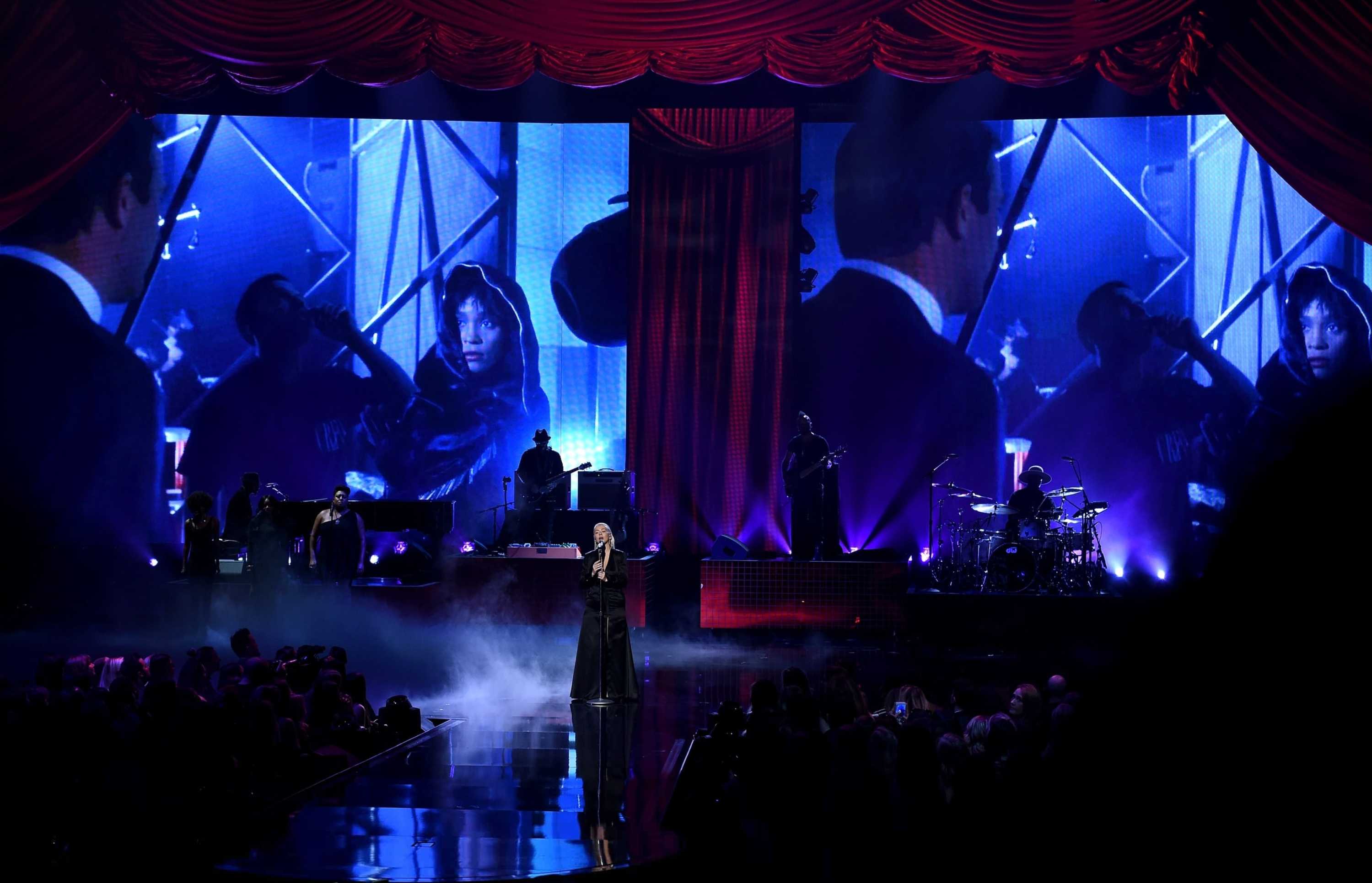 Christina_Aguilera_-_2017_American_Music_Awards_5BPerformance5D_-_November_19-23.jpg