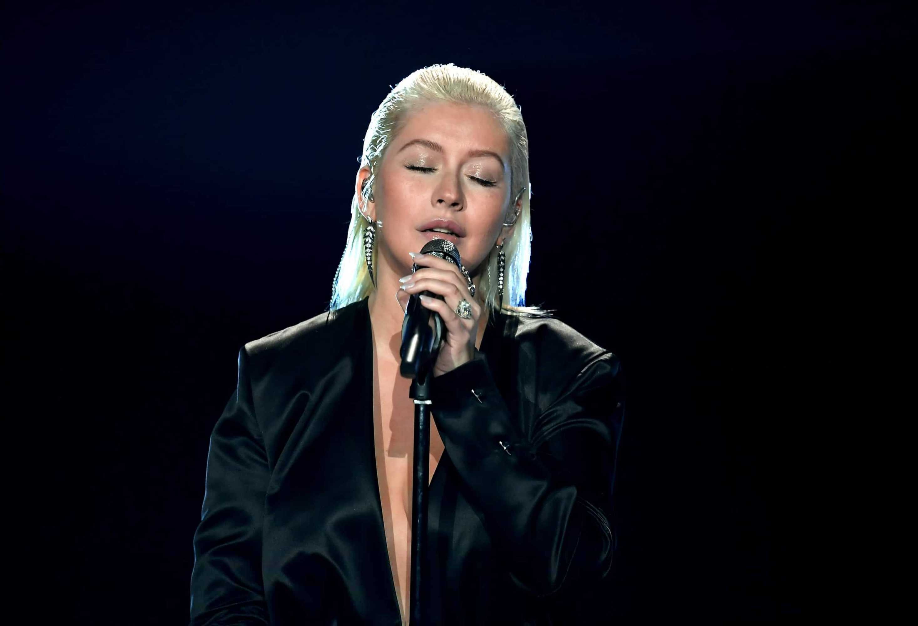 Christina_Aguilera_-_2017_American_Music_Awards_5BPerformance5D_-_November_19-25.jpg