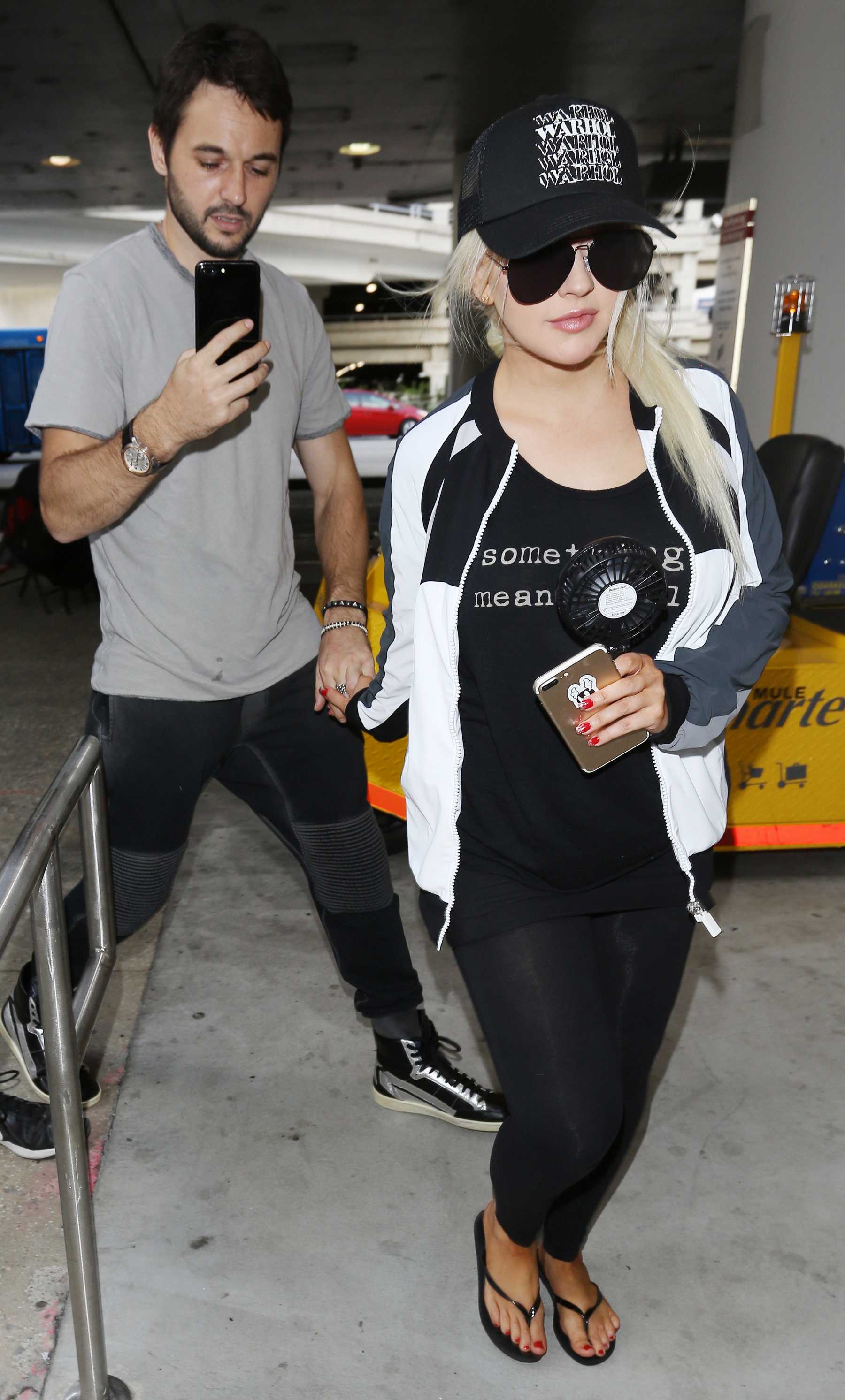 Christina_Aguilera_-_At_LAX_Airport_in_Los_Angeles_on_September_3-06.jpg