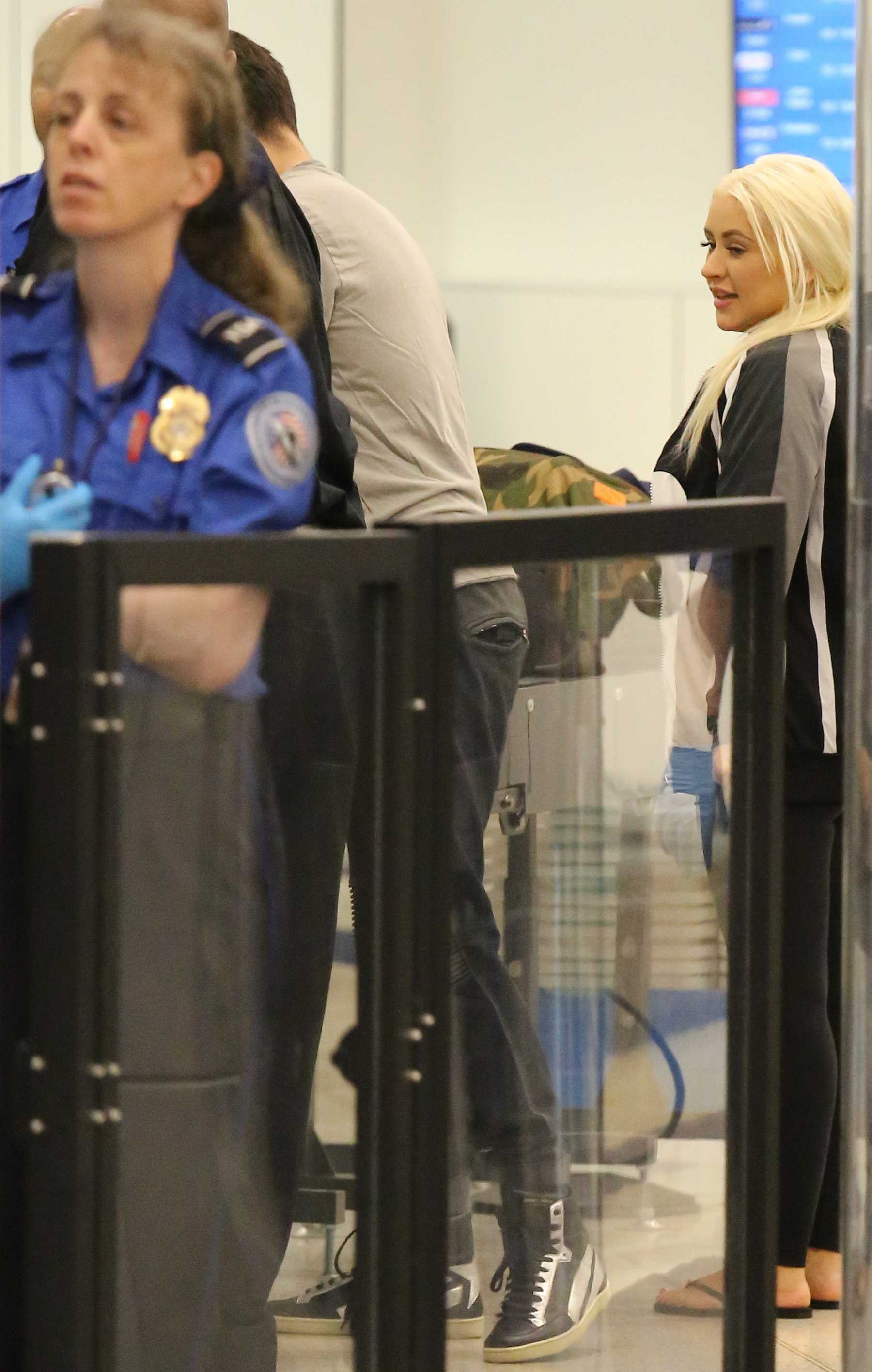 Christina_Aguilera_-_At_LAX_Airport_in_Los_Angeles_on_September_3-07.jpg