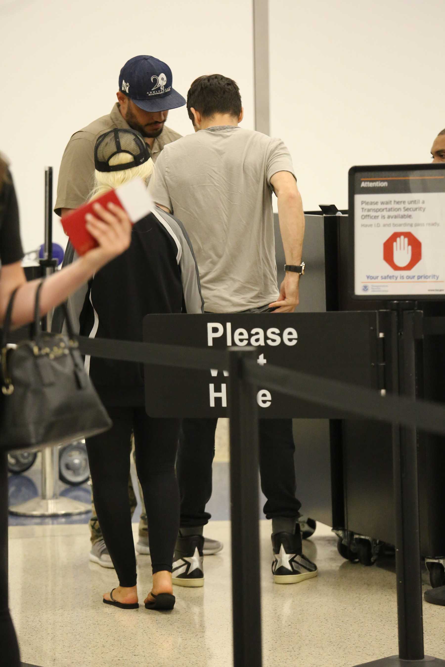 Christina_Aguilera_-_At_LAX_Airport_in_Los_Angeles_on_September_3-16.jpg
