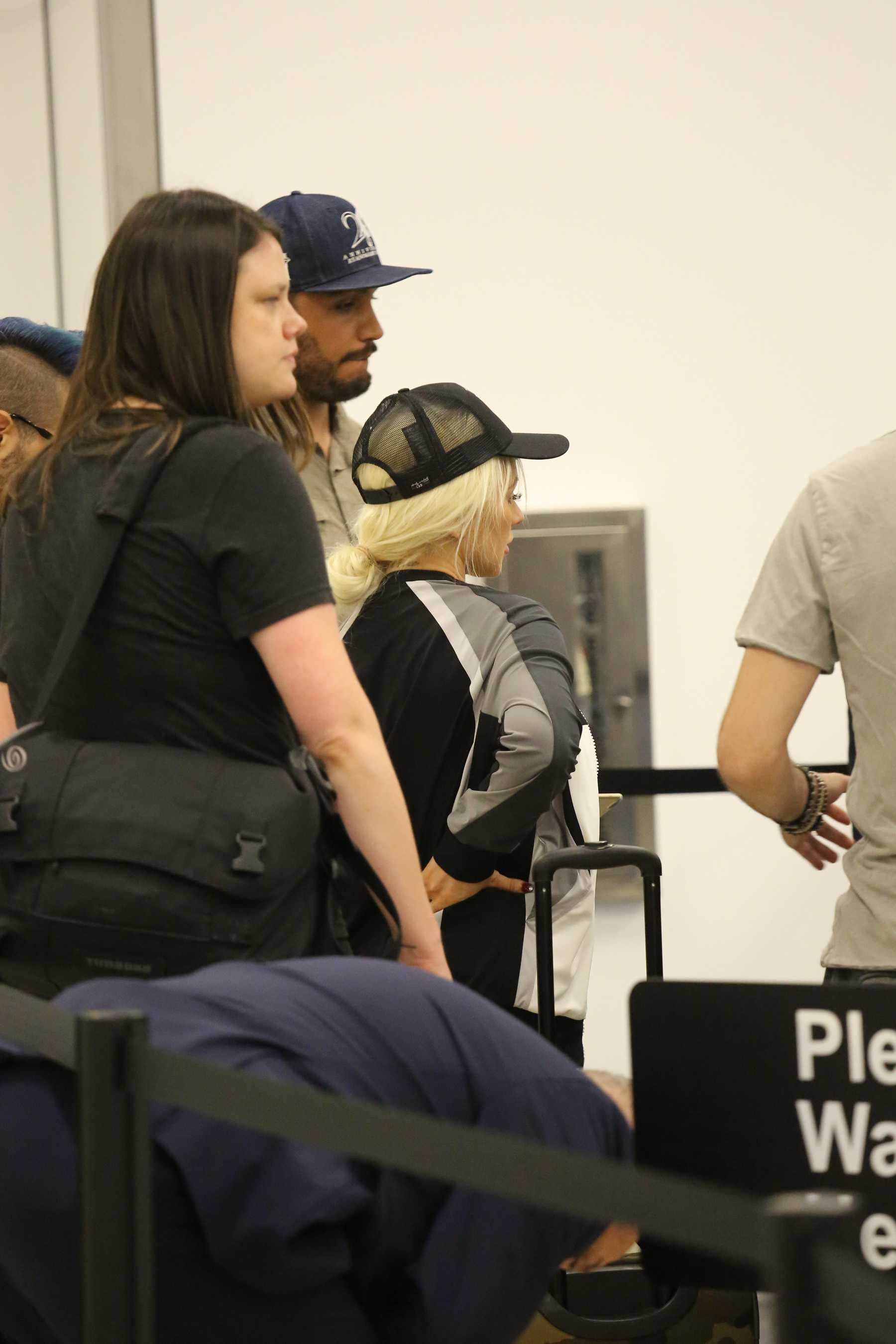 Christina_Aguilera_-_At_LAX_Airport_in_Los_Angeles_on_September_3-18.jpg
