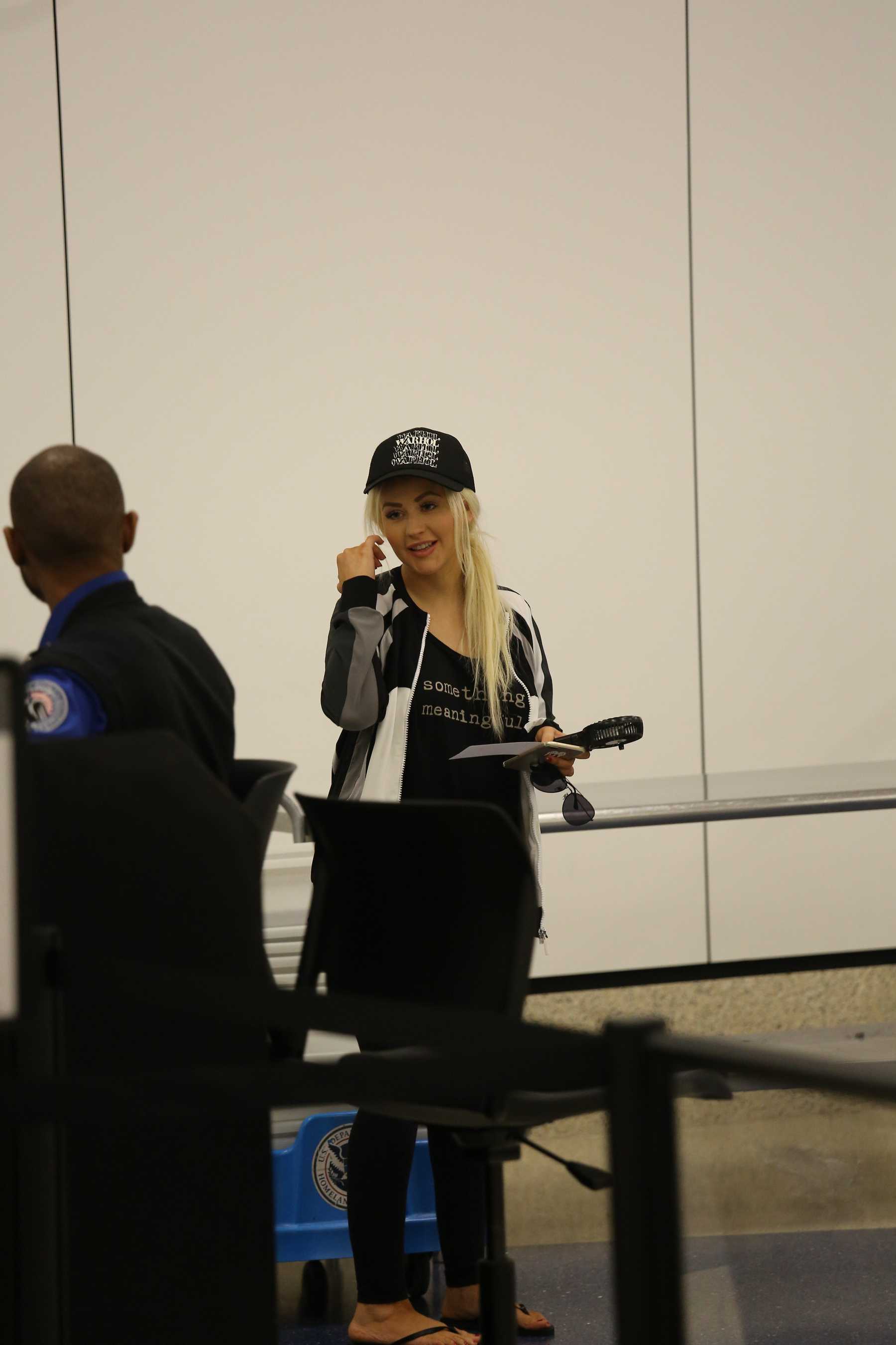 Christina_Aguilera_-_At_LAX_Airport_in_Los_Angeles_on_September_3-19.jpg