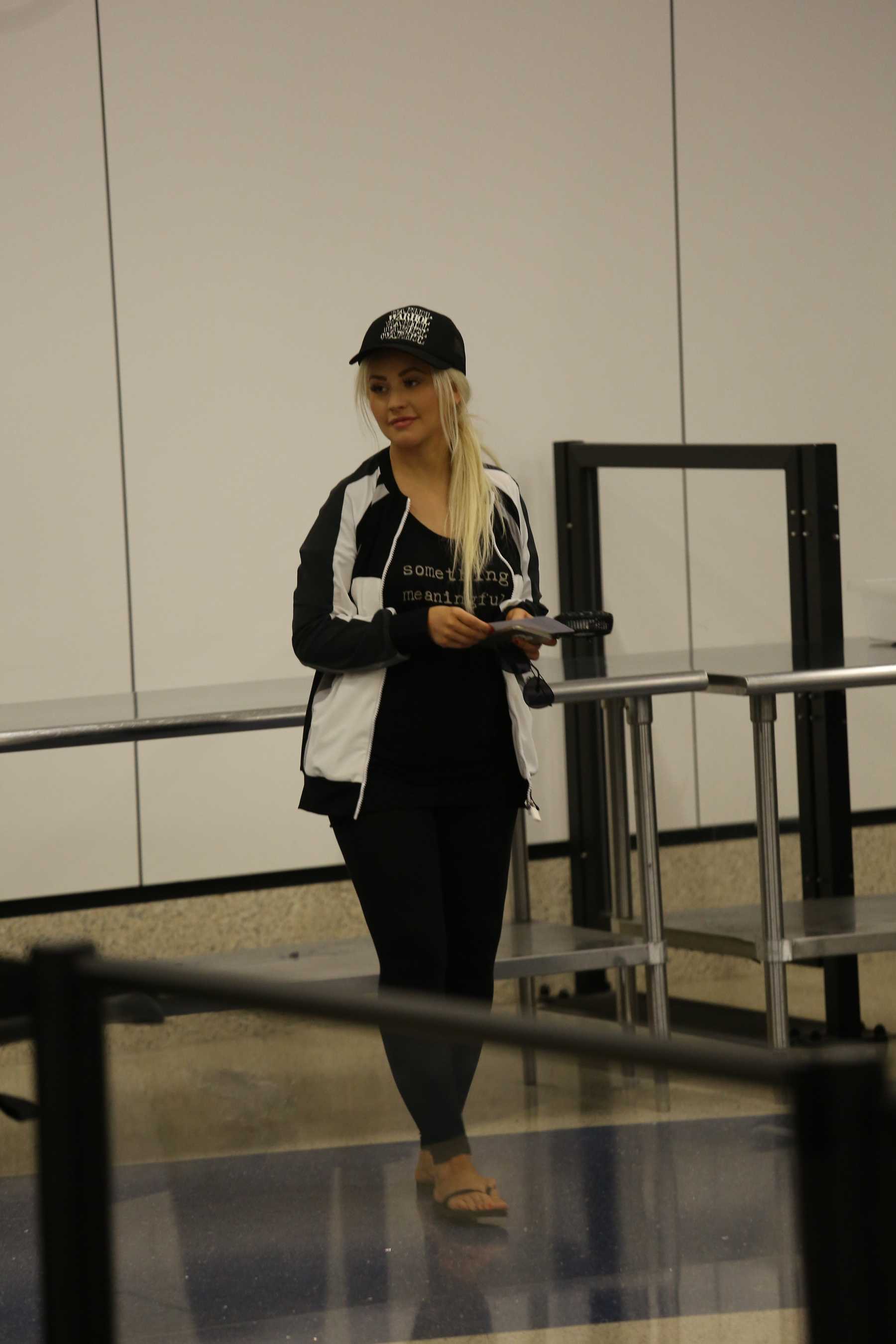 Christina_Aguilera_-_At_LAX_Airport_in_Los_Angeles_on_September_3-21.jpg