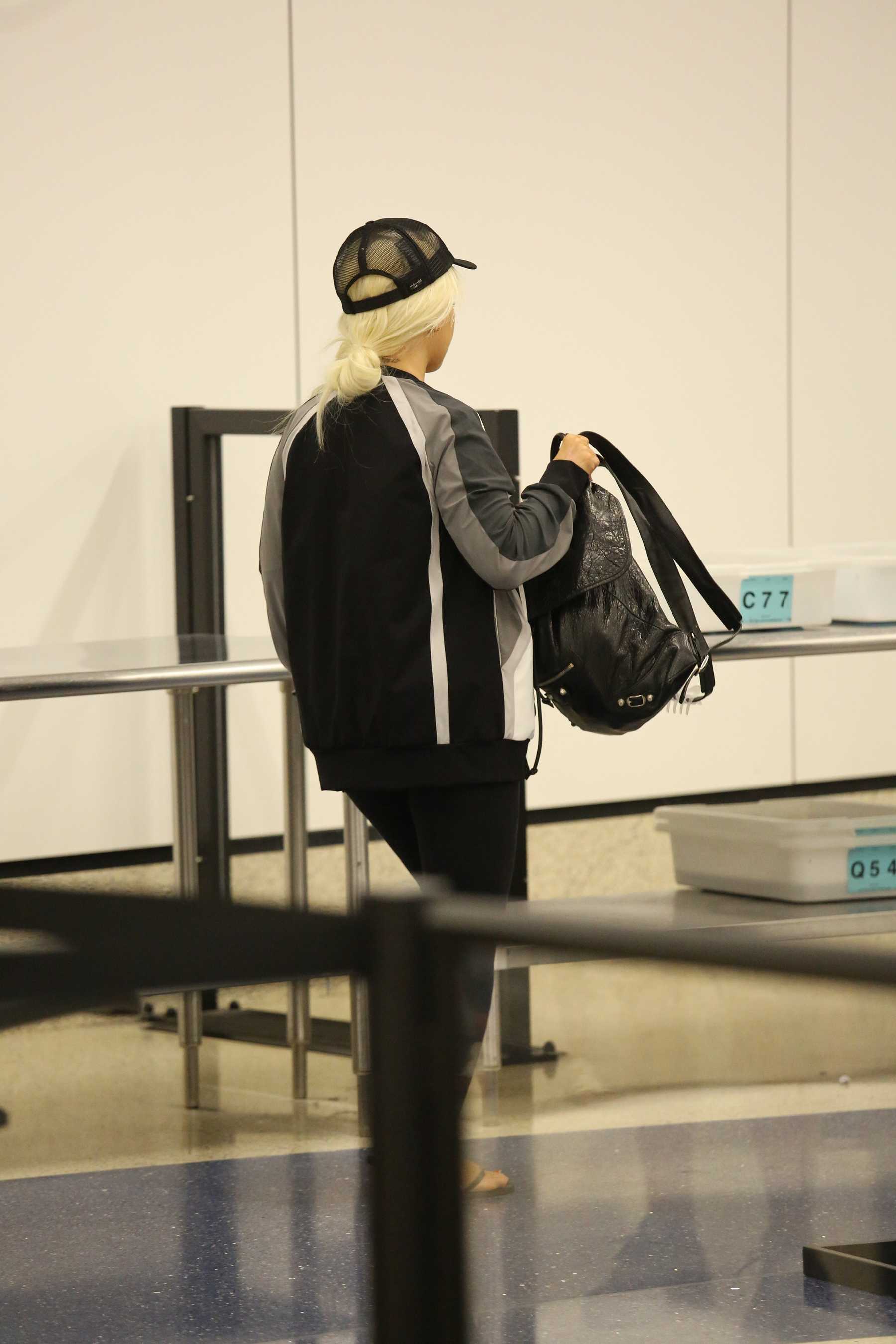 Christina_Aguilera_-_At_LAX_Airport_in_Los_Angeles_on_September_3-23.jpg