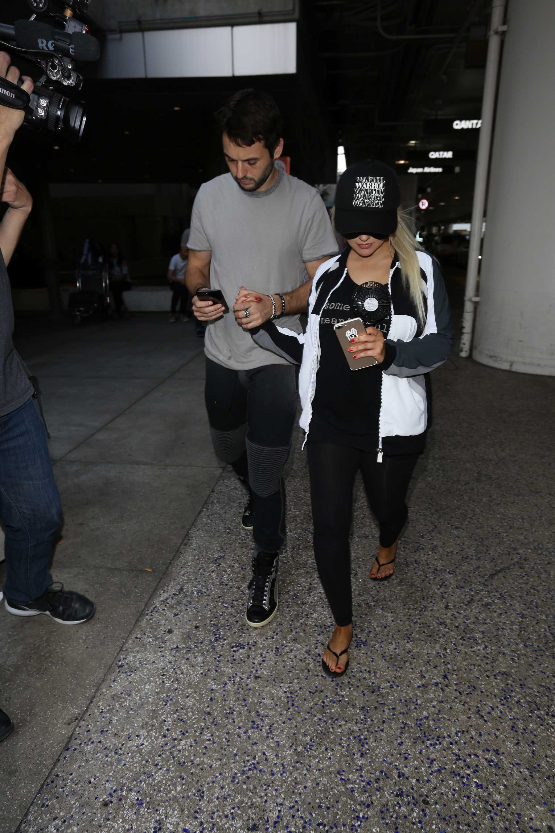 Christina_Aguilera_-_At_LAX_Airport_in_Los_Angeles_on_September_3-29.jpg