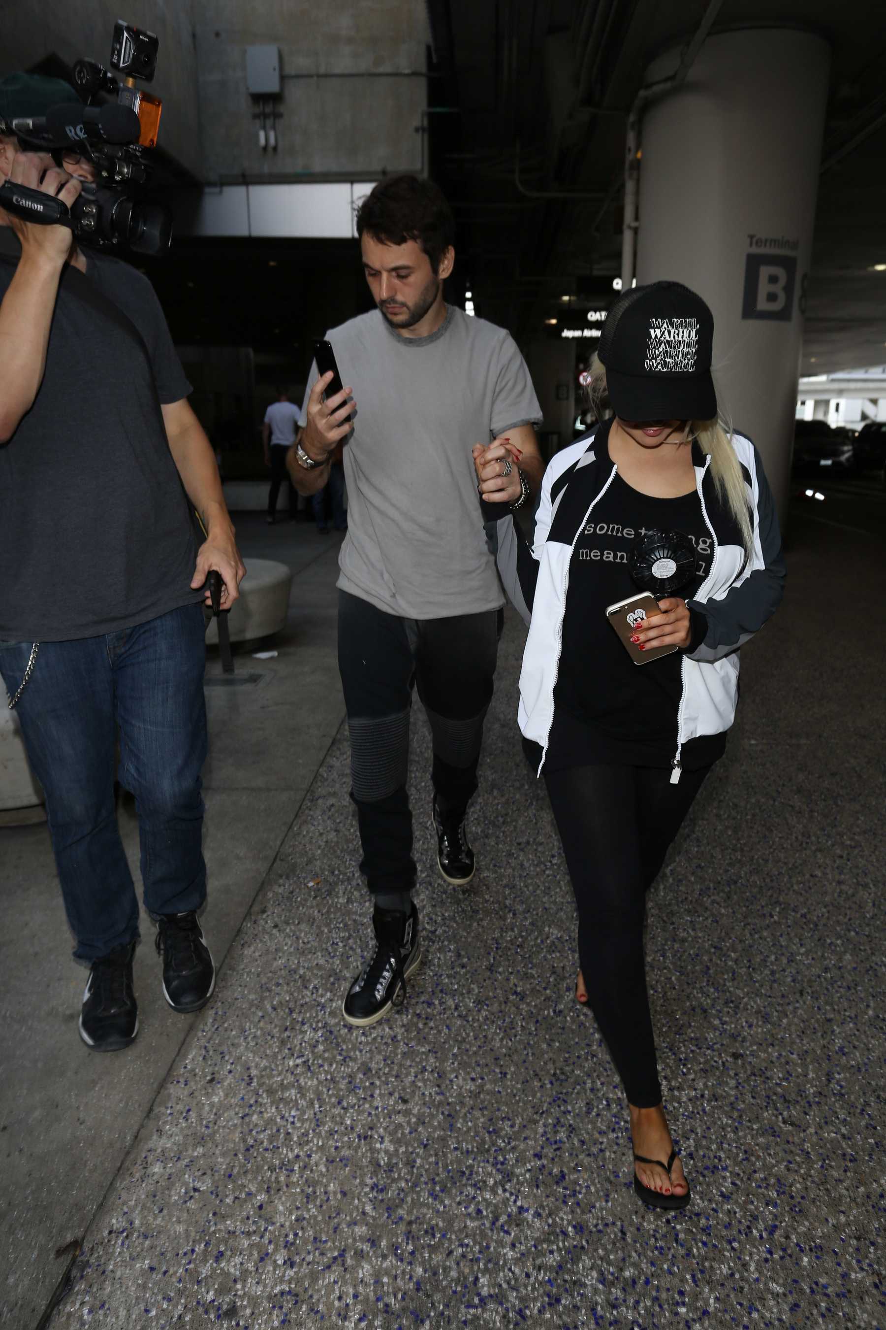 Christina_Aguilera_-_At_LAX_Airport_in_Los_Angeles_on_September_3-31.jpg