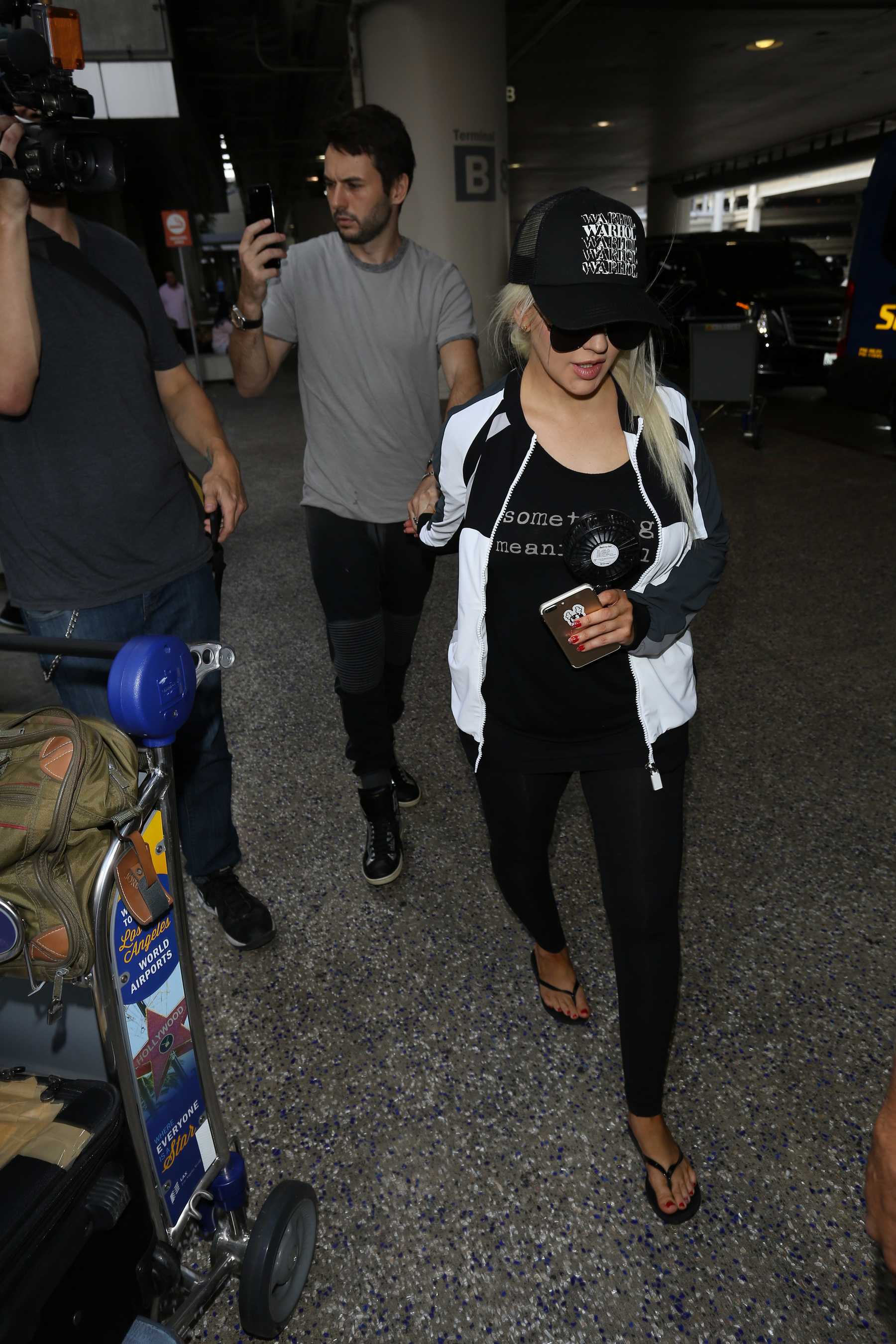Christina_Aguilera_-_At_LAX_Airport_in_Los_Angeles_on_September_3-32.jpg