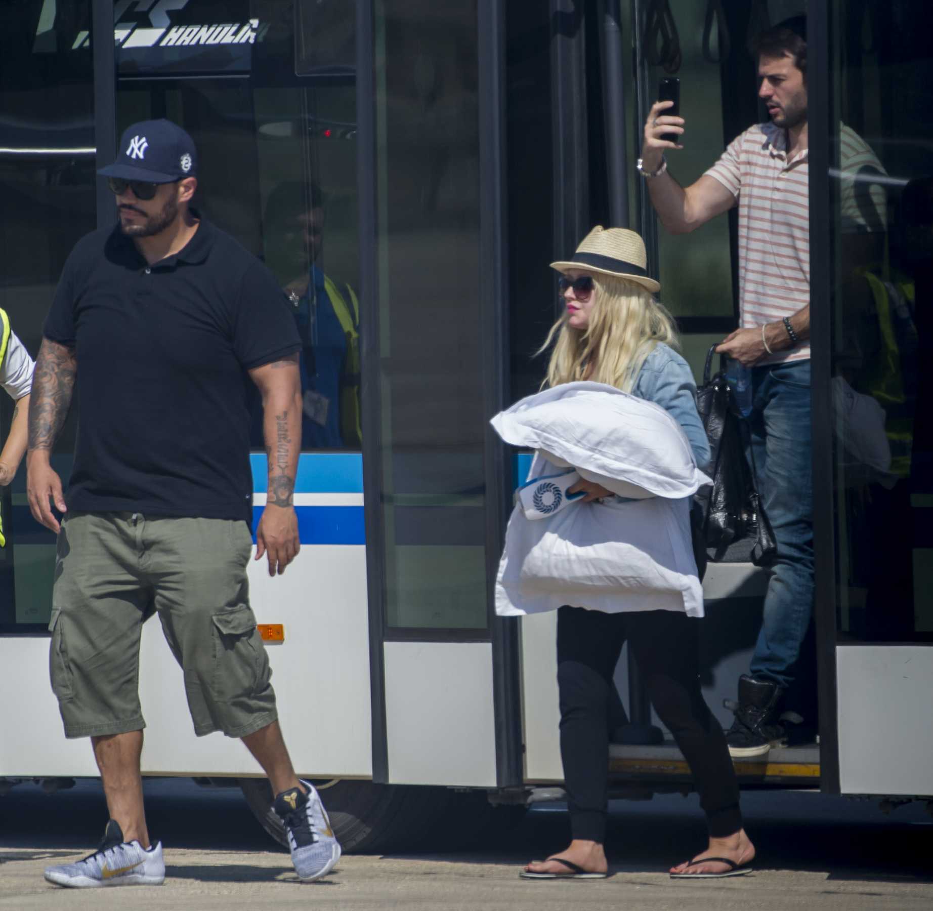 Christina_Aguilera_-_At_Paphos_Airport_in_Cyprus_on_September_7-06.jpg