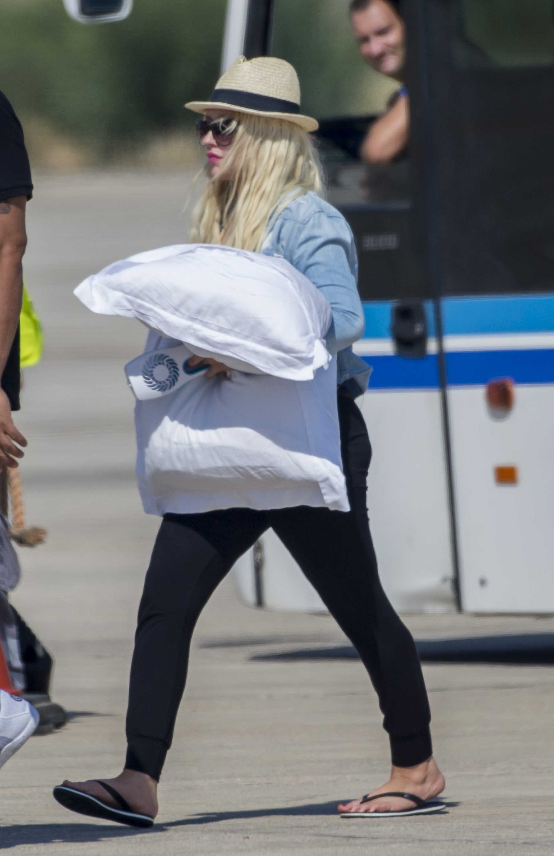 Christina_Aguilera_-_At_Paphos_Airport_in_Cyprus_on_September_7-14.jpg