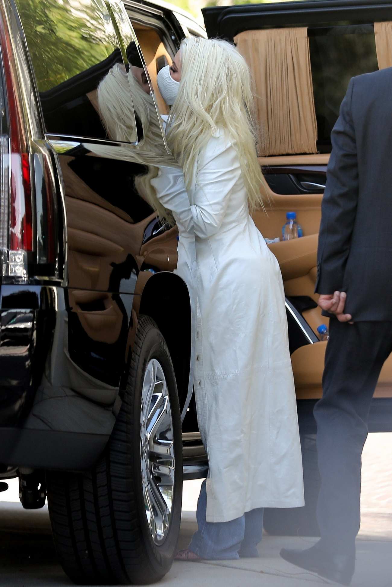 Christina_Aguilera_-_At_the_Peninsula_hotel_for_a_lunch_meeting_in_Beverly_Hills2C_California__04192021_06.jpg