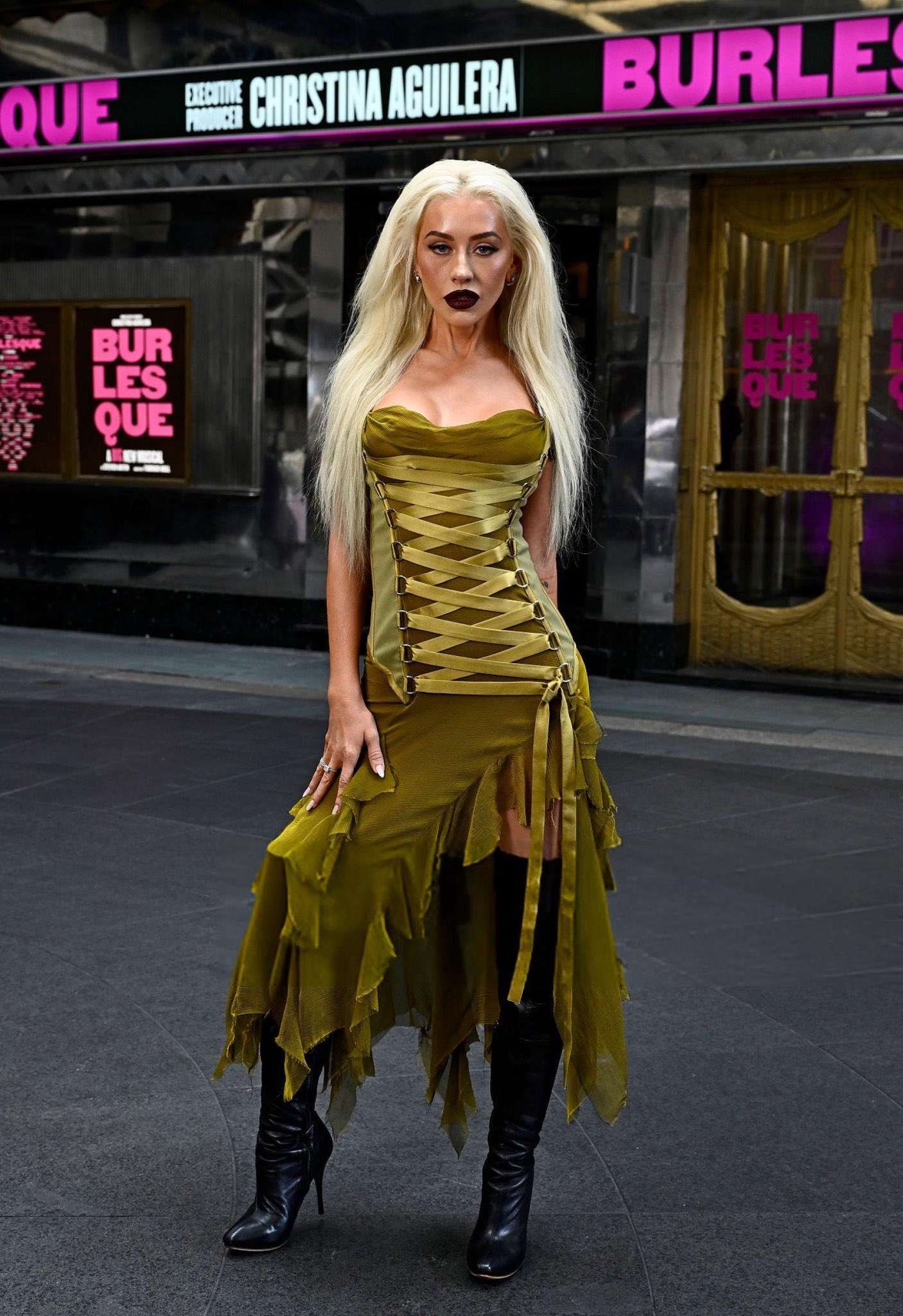Christina_Aguilera_-_Burlesque_The_Musical_photocall_at_The_Savoy_Theatre_in_London2C_England_-_July_212C_2025_01.jpg