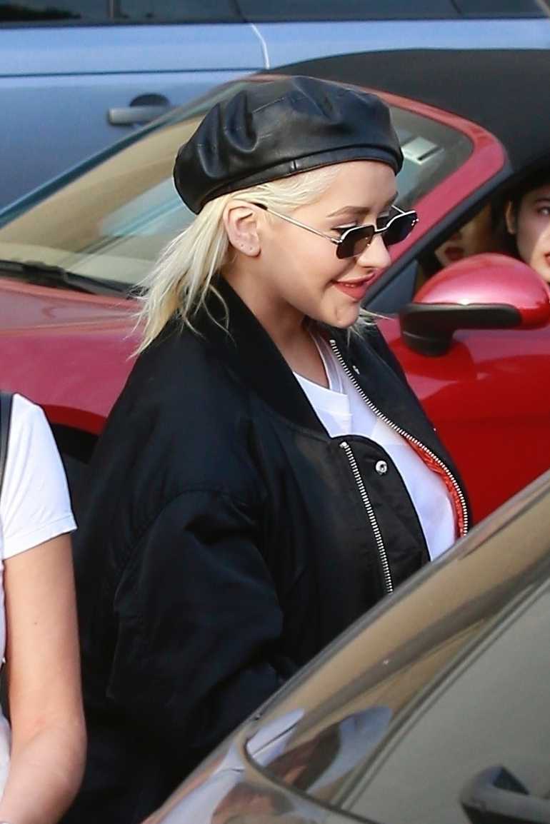 Christina_Aguilera_-_Christmas_shopping_in_Beverly_Hills_on_December_23-06.jpg