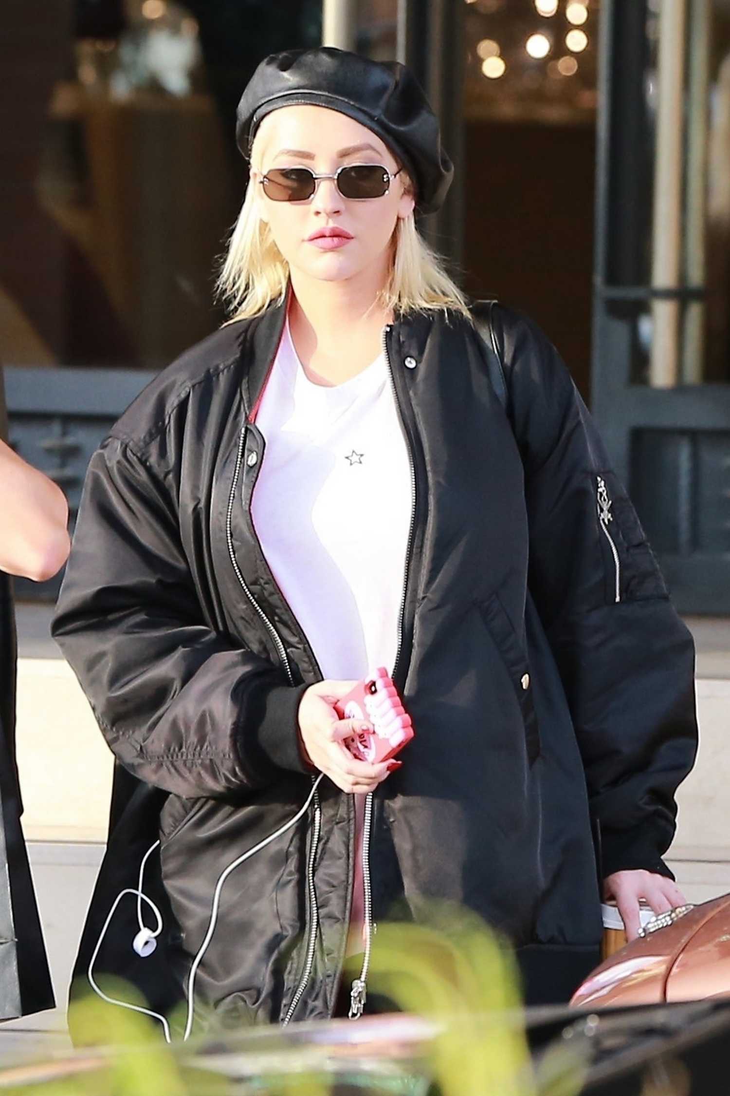 Christina_Aguilera_-_Christmas_shopping_in_Beverly_Hills_on_December_23-07.jpg