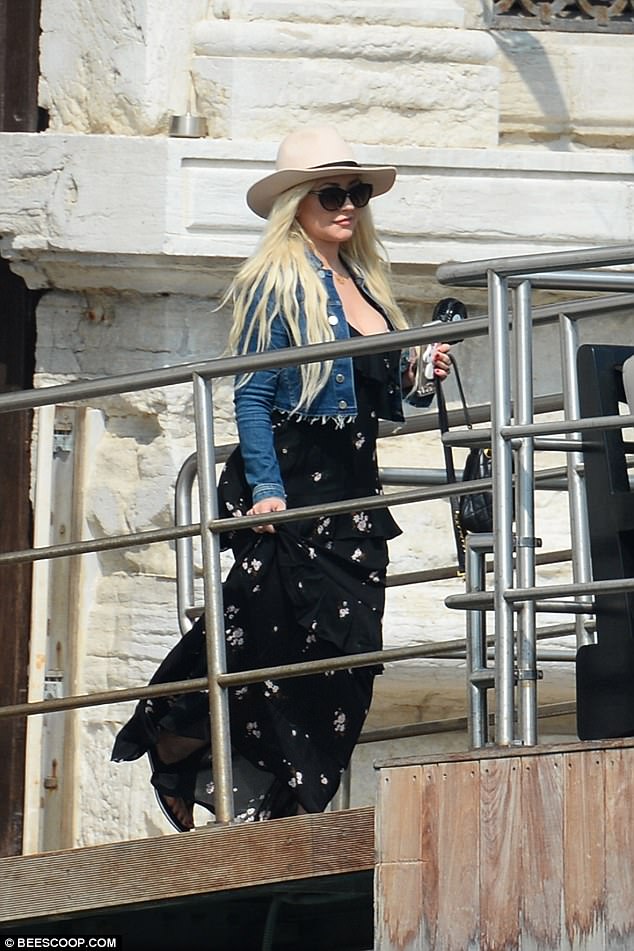 Christina_Aguilera_-_In_Venice_on_September_10-01.jpg