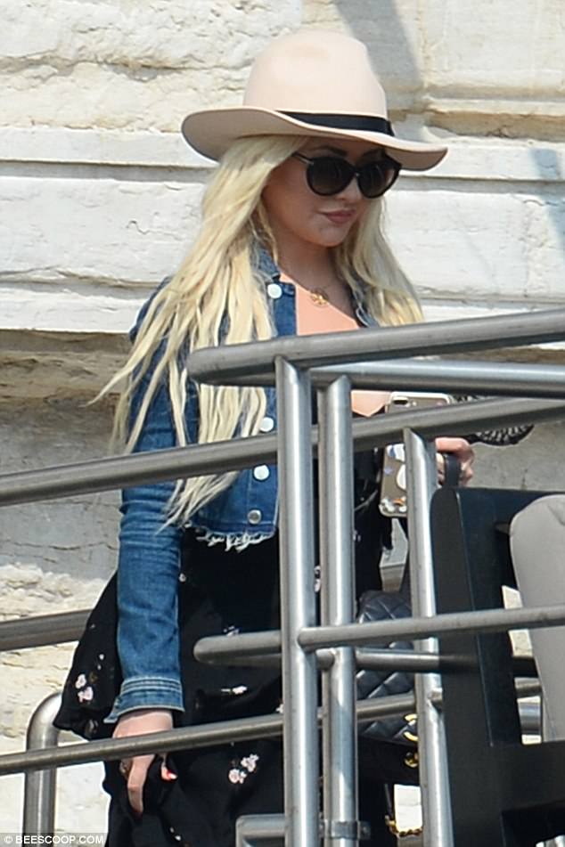 Christina_Aguilera_-_In_Venice_on_September_10-02.jpg