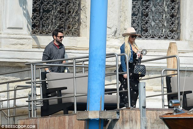 Christina_Aguilera_-_In_Venice_on_September_10-03.jpg