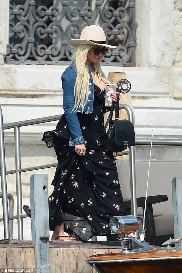 Christina_Aguilera_-_In_Venice_on_September_10-04.jpg