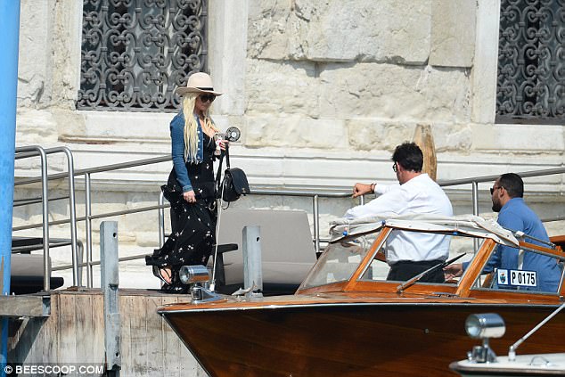 Christina_Aguilera_-_In_Venice_on_September_10-05.jpg