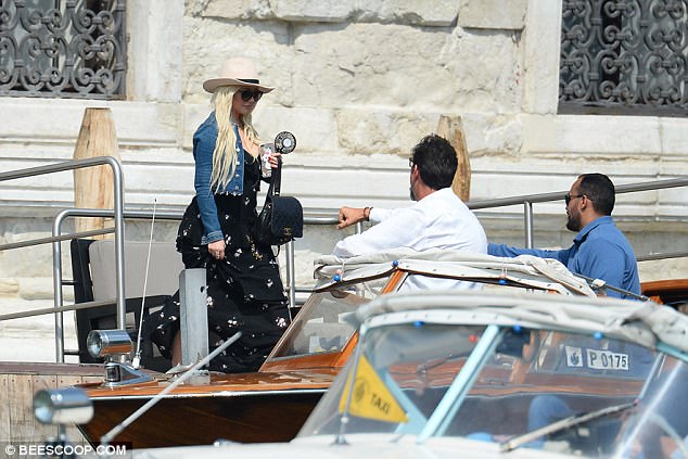 Christina_Aguilera_-_In_Venice_on_September_10-06.jpg