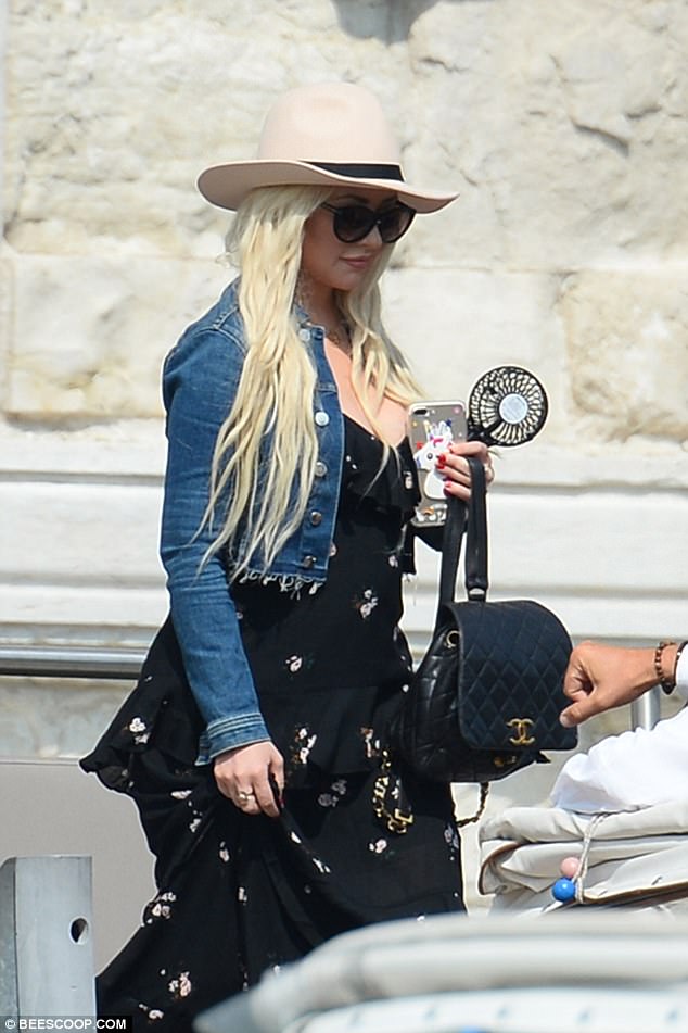 Christina_Aguilera_-_In_Venice_on_September_10-07.jpg
