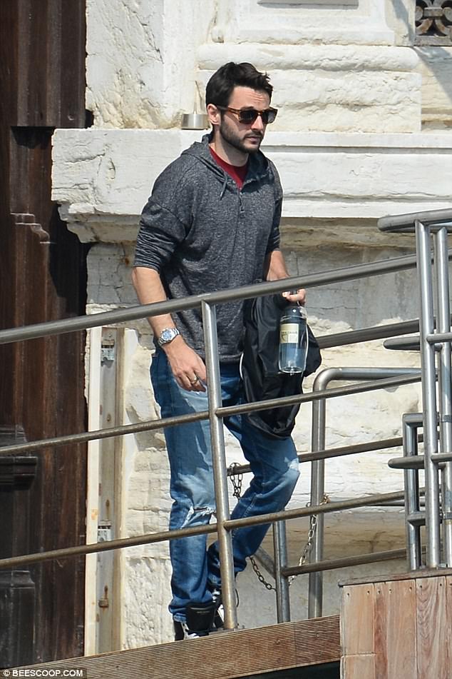 Christina_Aguilera_-_In_Venice_on_September_10-08.jpg