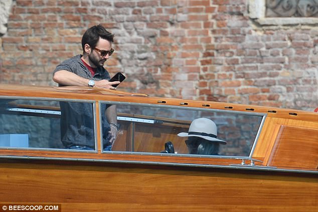 Christina_Aguilera_-_In_Venice_on_September_10-10.jpg
