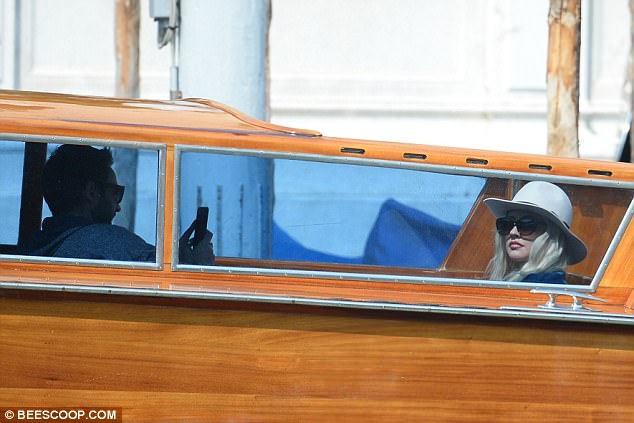 Christina_Aguilera_-_In_Venice_on_September_10-11.jpg