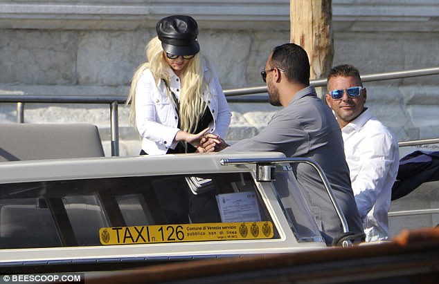 Christina_Aguilera_-_In_Venice_on_September_9-01.jpg