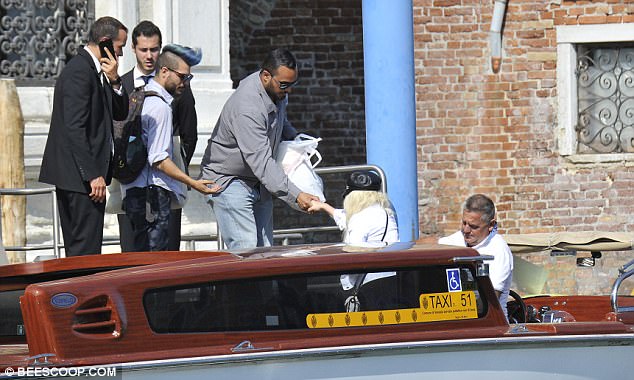 Christina_Aguilera_-_In_Venice_on_September_9-02.jpg