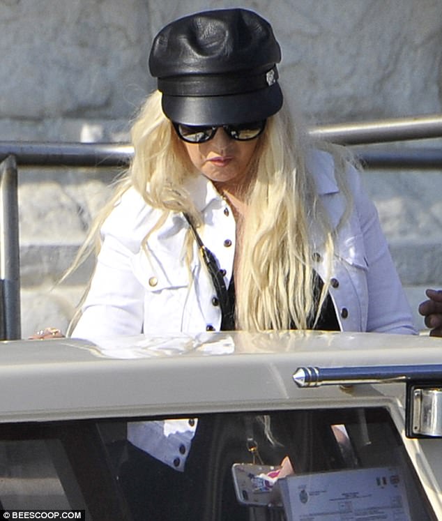 Christina_Aguilera_-_In_Venice_on_September_9-05.jpg