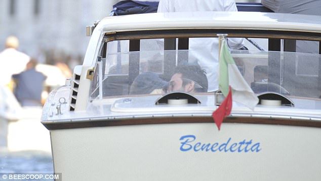Christina_Aguilera_-_In_Venice_on_September_9-09.jpg