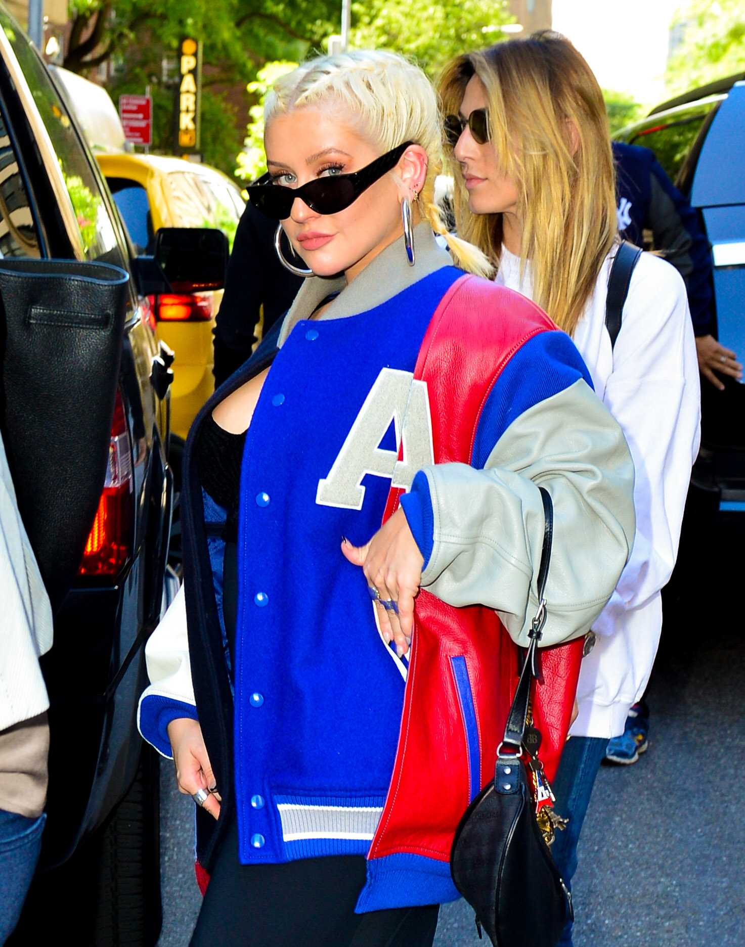 Christina_Aguilera_-_Leaving_Locanda_Verde_in_Tribeca2C_New_York_City_on_June_16-03.jpg