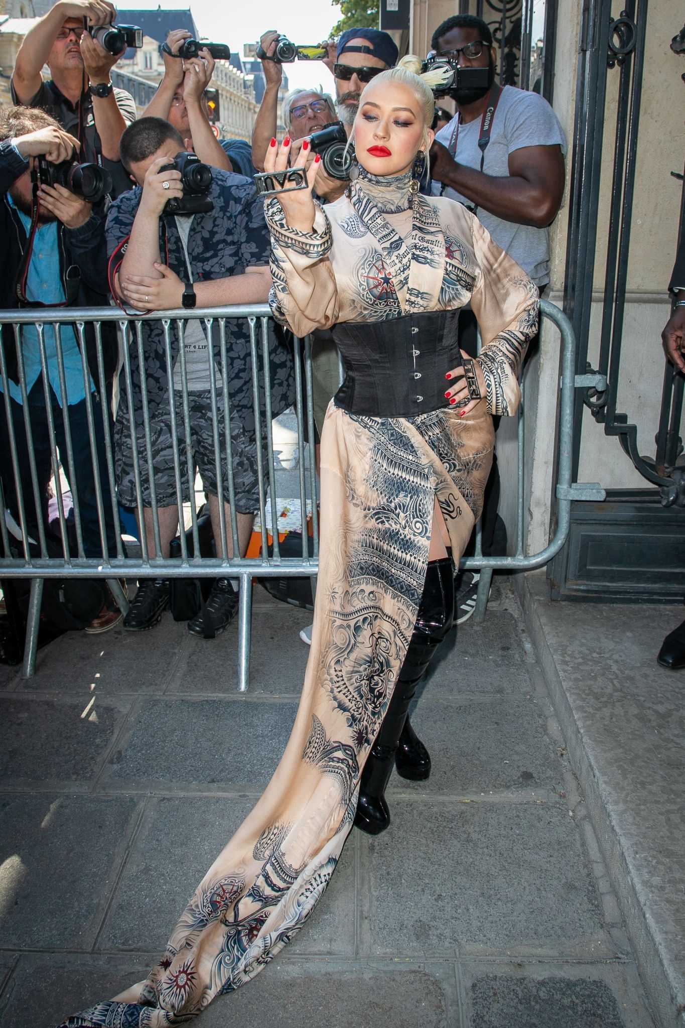 Christina_Aguilera_-_PFW_Jean_Paul_Gaultier_Haute_Couture_FallWinter_2019_2020_on_July_03-14.jpg