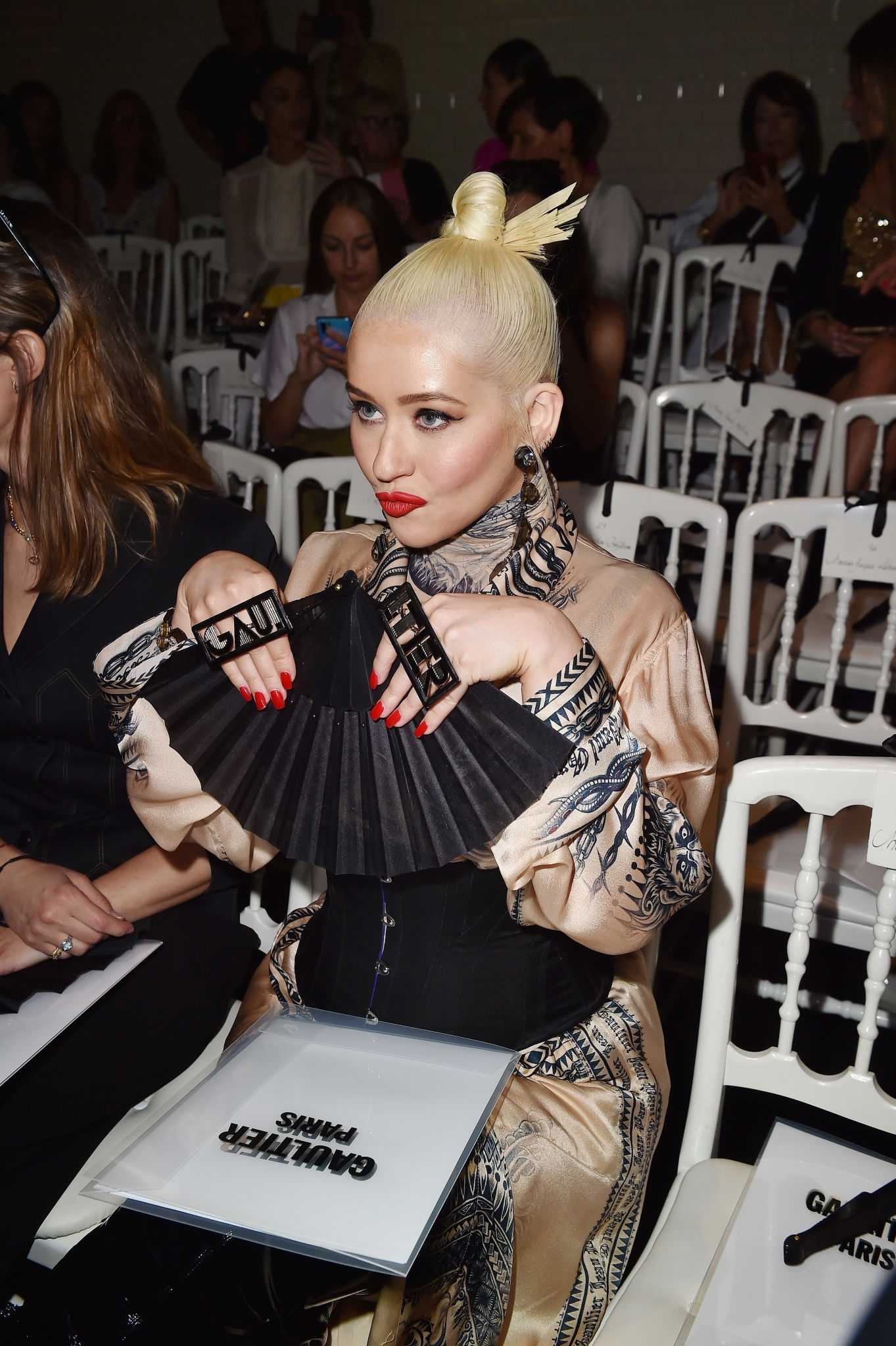 Christina_Aguilera_-_PFW_Jean_Paul_Gaultier_Haute_Couture_FallWinter_2019_2020_on_July_03-15.jpg