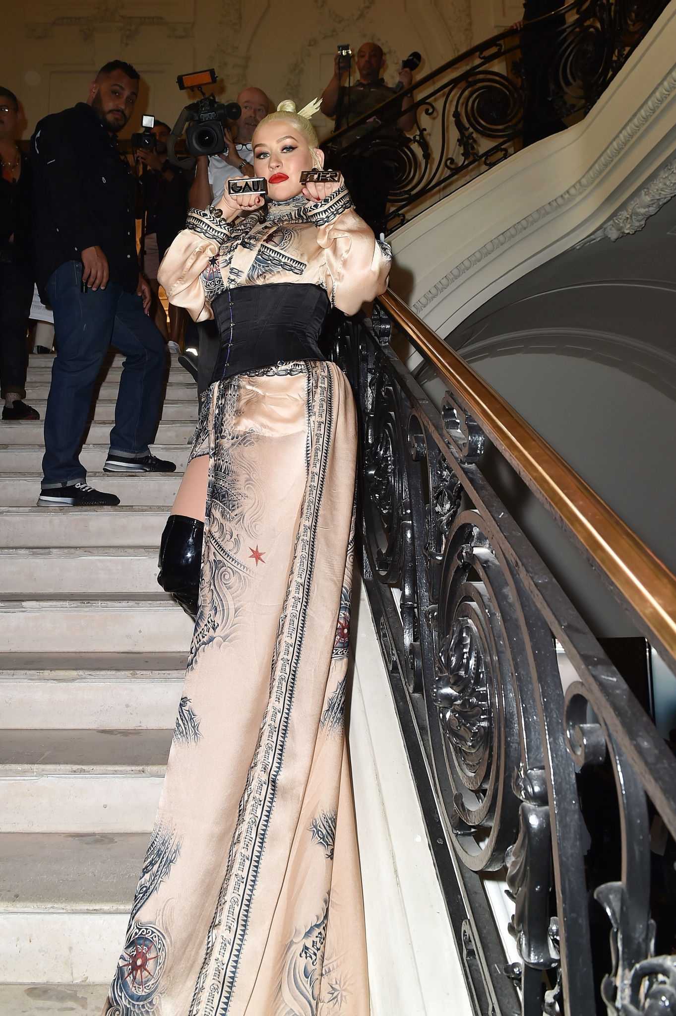 Christina_Aguilera_-_PFW_Jean_Paul_Gaultier_Haute_Couture_FallWinter_2019_2020_on_July_03-20.jpg