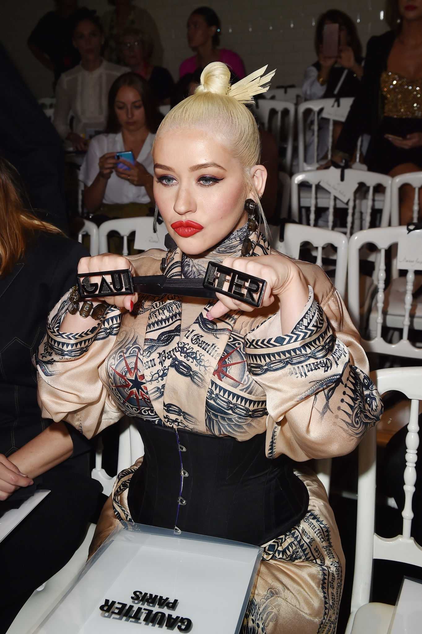 Christina_Aguilera_-_PFW_Jean_Paul_Gaultier_Haute_Couture_FallWinter_2019_2020_on_July_03-25.jpg