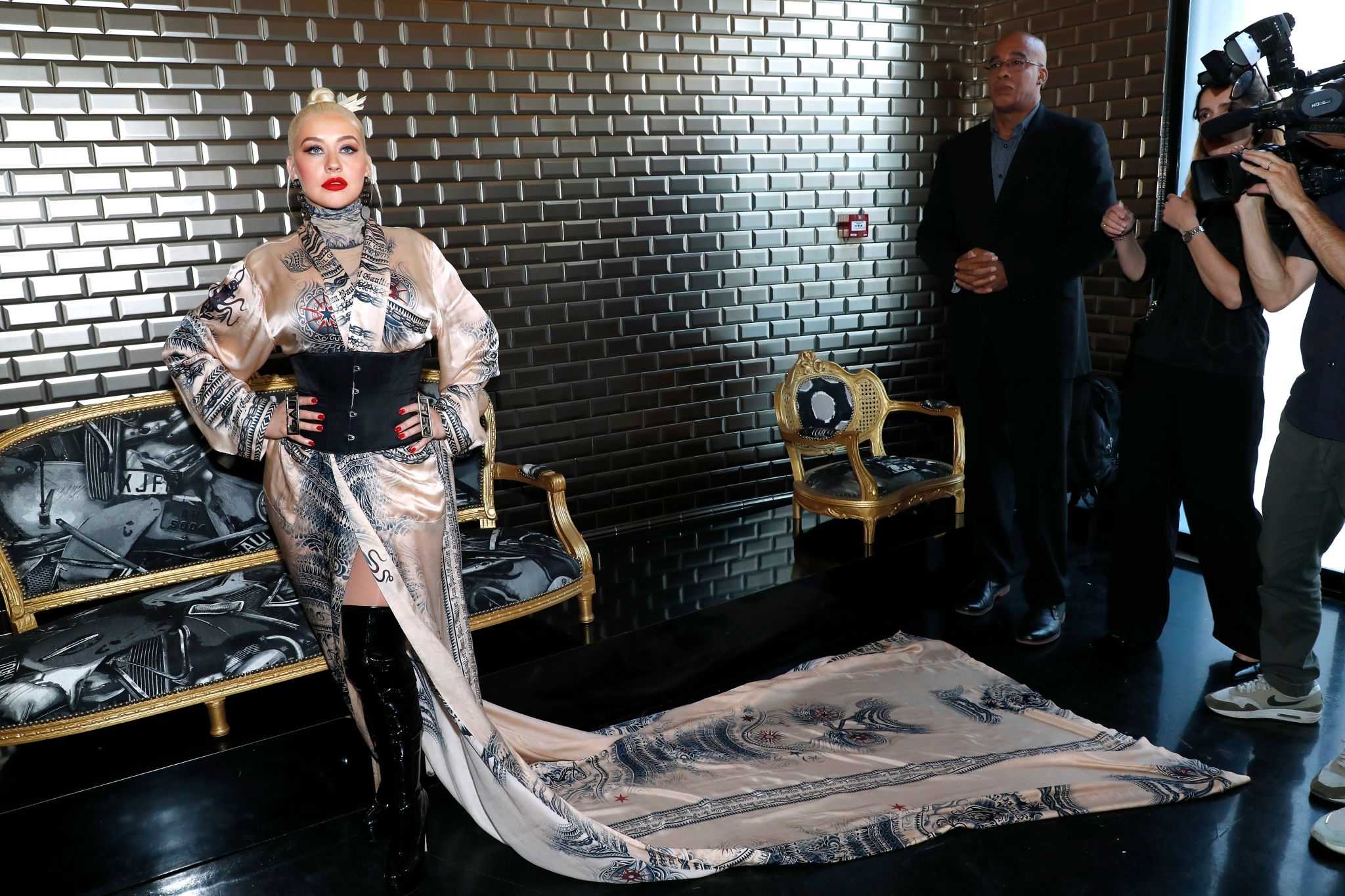 Christina_Aguilera_-_PFW_Jean_Paul_Gaultier_Haute_Couture_FallWinter_2019_2020_on_July_03-33.jpg