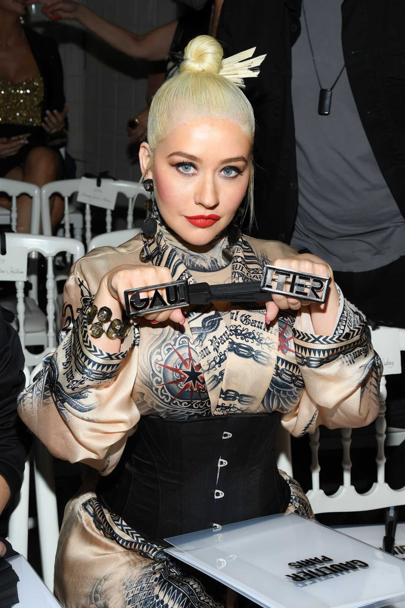 Christina_Aguilera_-_PFW_Jean_Paul_Gaultier_Haute_Couture_FallWinter_2019_2020_on_July_03-37.jpg