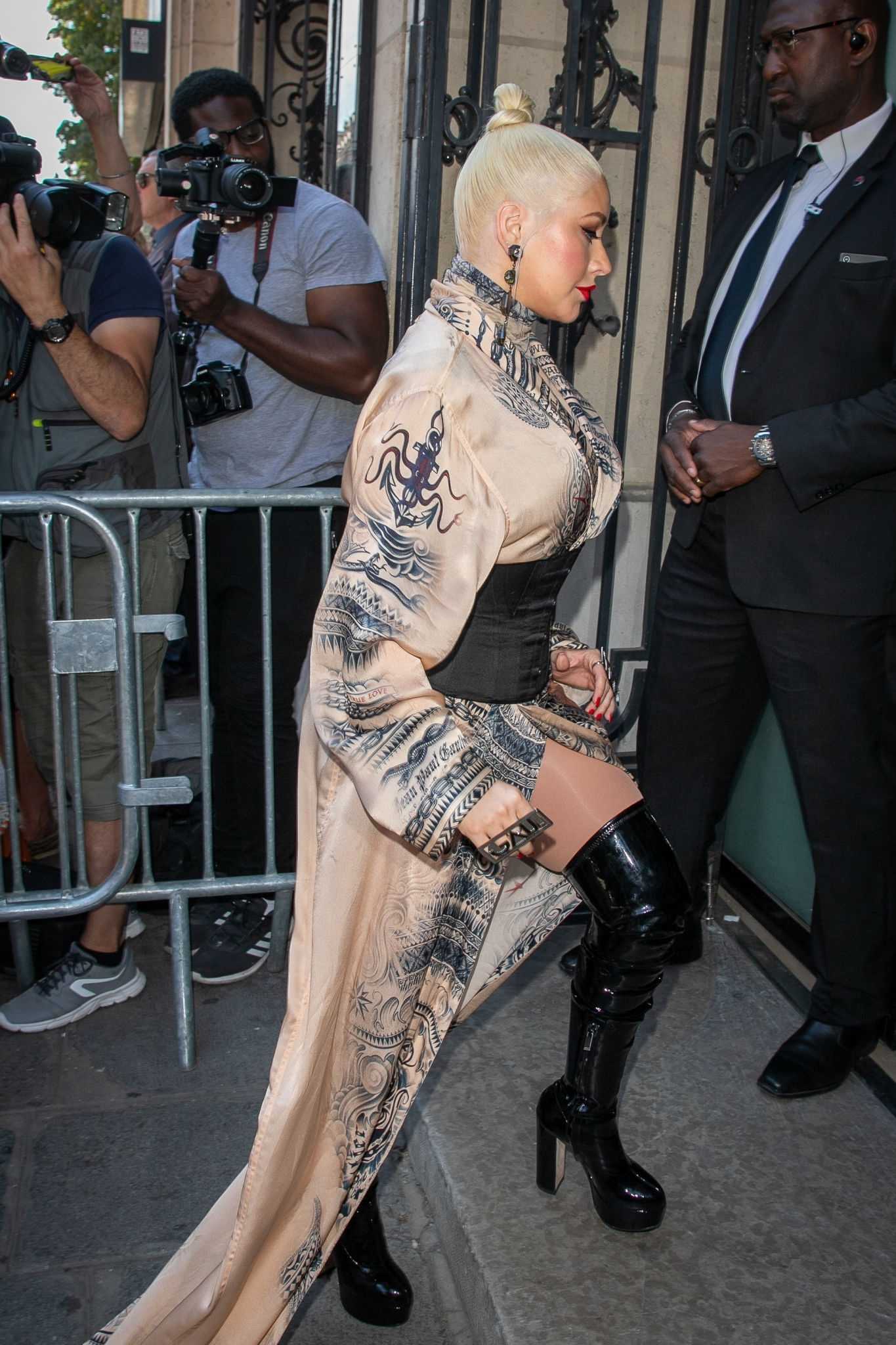 Christina_Aguilera_-_PFW_Jean_Paul_Gaultier_Haute_Couture_FallWinter_2019_2020_on_July_03-43.jpg